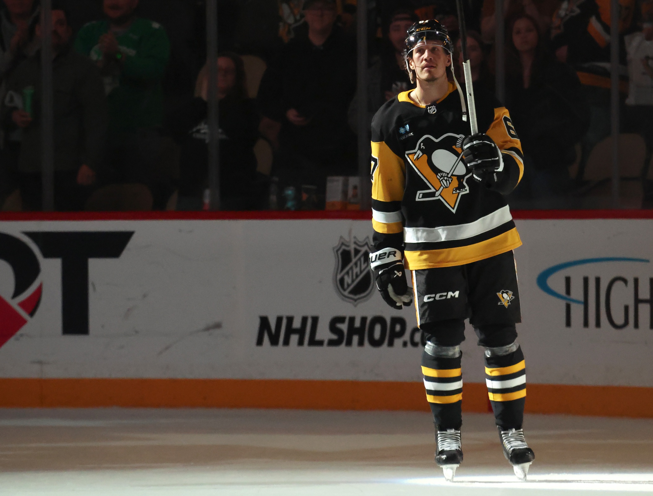 On March 25, 2025, the Pittsburgh Penguins will face the Tampa Bay Lightning at Amalie Arena in Tampa. This matchup features two Eastern Conference teams with a history of competitive encounters, each aiming to strengthen their playoff positioning as the regular season nears its conclusion. Pittsburgh vs Tampa Bay AI Prediction: Free NHL Betting Insights for Mar 25. Credit USA TODAY/IMAGN
