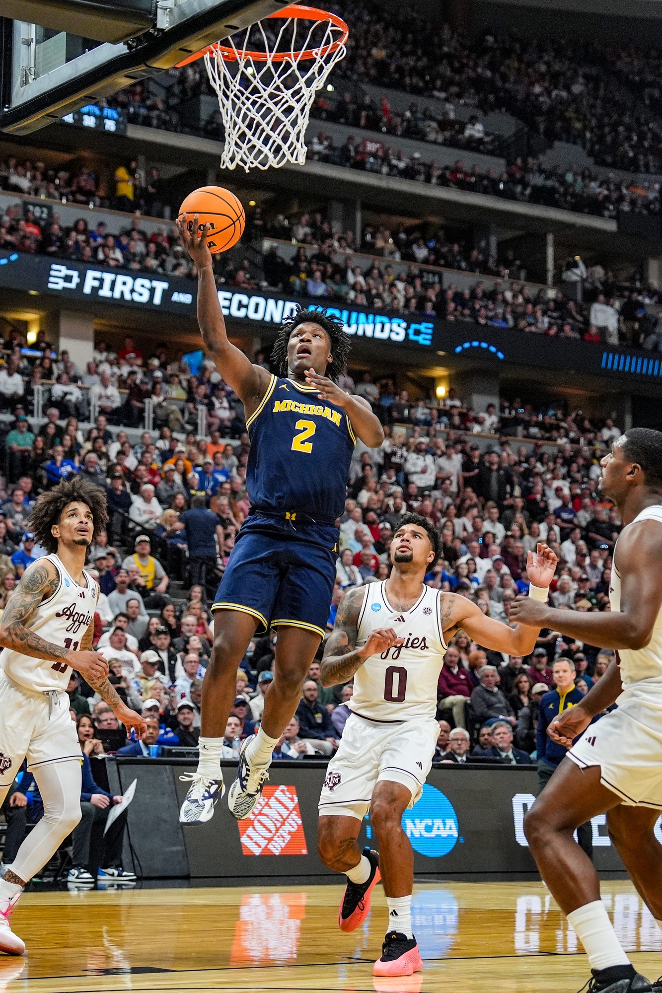 On March 28, 2025, the Michigan Wolverines (27-9) will face the Auburn Tigers (28-5) in the Sweet Sixteen of the NCAA Men’s Basketball Tournament. Auburn, the No. 1 seed in the South Region, is favored by 9.5 points over the No. 5 seed Michigan. Michigan vs Auburn AI Prediction: Free CBB Betting Insights for Mar 28. Credit USA TODAY/IMAGN