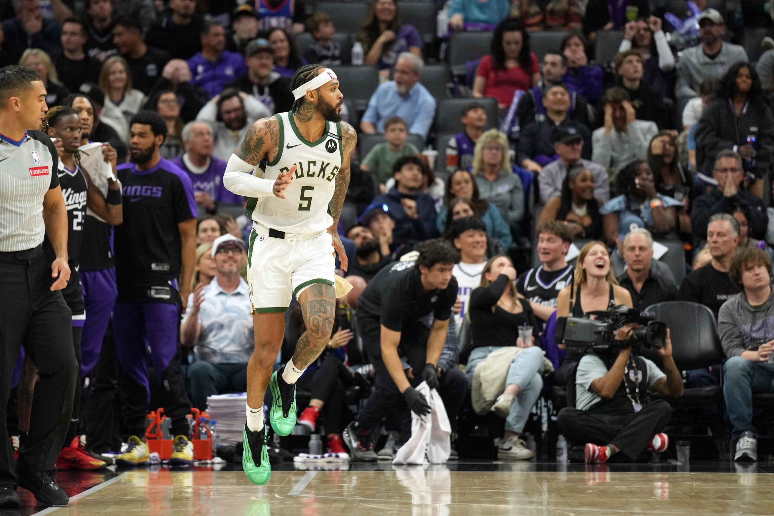 On March 24, 2025, the Milwaukee Bucks (40-30) will face the Phoenix Suns (34-37) at the Footprint Center in Phoenix. This matchup marks the first meeting between Suns head coach Mike Budenholzer and his former team since his departure from Milwaukee. Milwaukee vs Phoenix AI Prediction: Free NBA Betting Insights for Mar 24. Credit USA TODAY/IMAGN