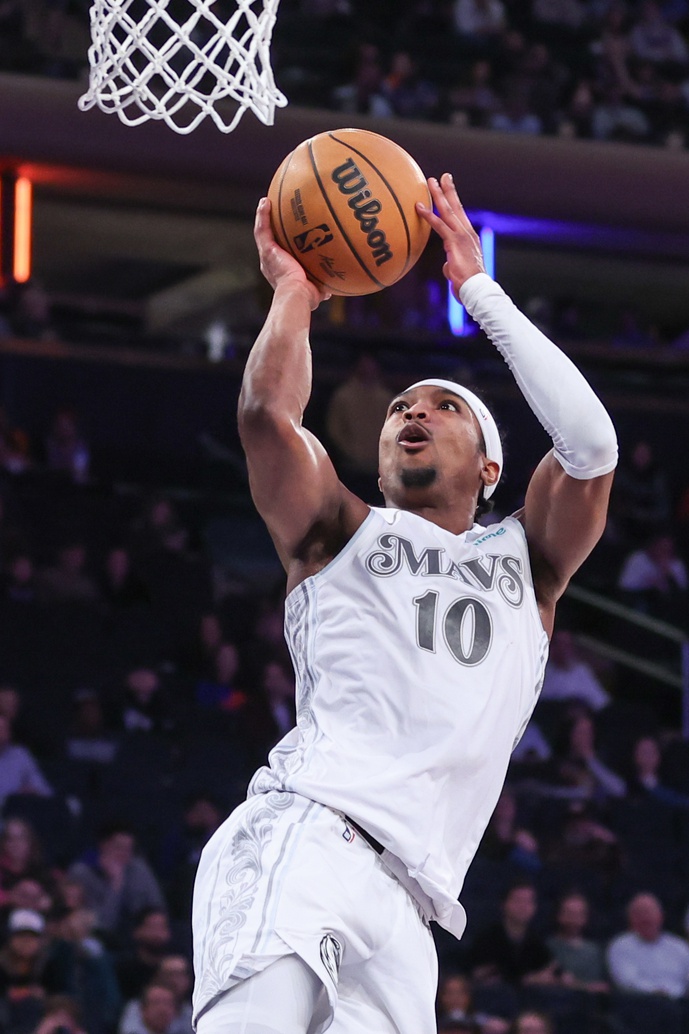 The Orlando Magic (35-38) host the Dallas Mavericks (35-38) on March 27, 2025, at the Kia Center in Orlando. Both teams, with identical records, are vying for playoff contention, making this matchup critical for their postseason aspirations. Dallas vs Orlando AI Prediction: Free NBA Betting Insights for Mar 27. Credit USA TODAY/IMAGN