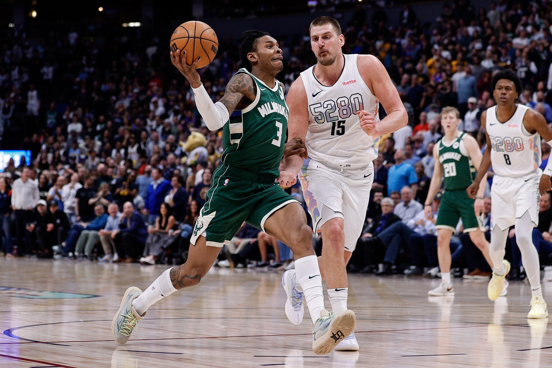 The New York Knicks will visit the Milwaukee Bucks on March 28, 2025, at Fiserv Forum in Milwaukee. This Eastern Conference matchup features two teams with playoff aspirations, each aiming to bolster their standings as the regular season winds down. New York vs Milwaukee AI Prediction: Free NBA Betting Insights for Mar 28. Credit USA TODAY/IMAGN