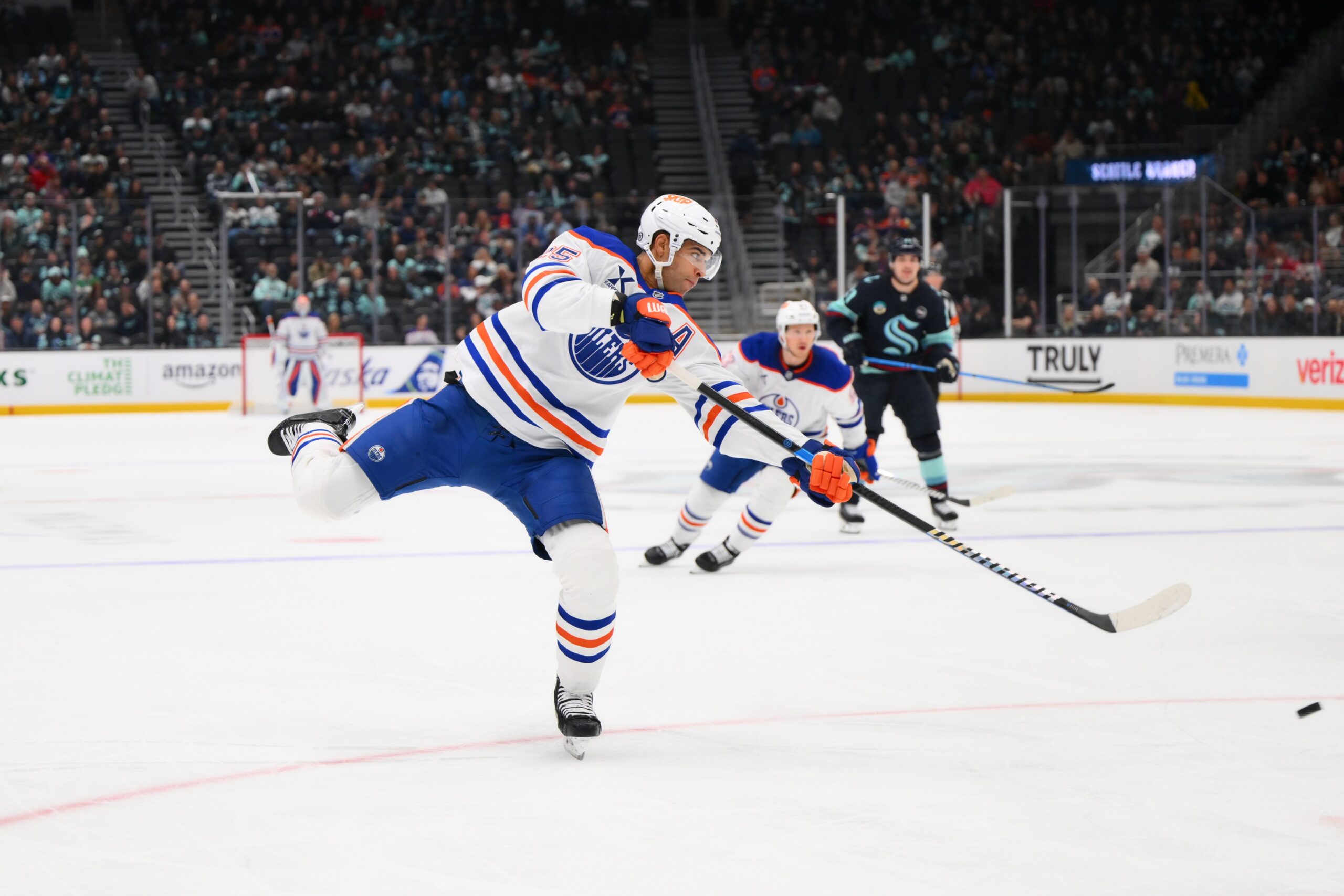 The Calgary Flames will face the Edmonton Oilers on March 29, 2025, at Rogers Place in Edmonton. This “Battle of Alberta” carries significant playoff implications for both teams. Calgary vs Edmonton AI Prediction: Free NHL Betting Insights for Mar 29. Credit USA TODAY/IMAGN