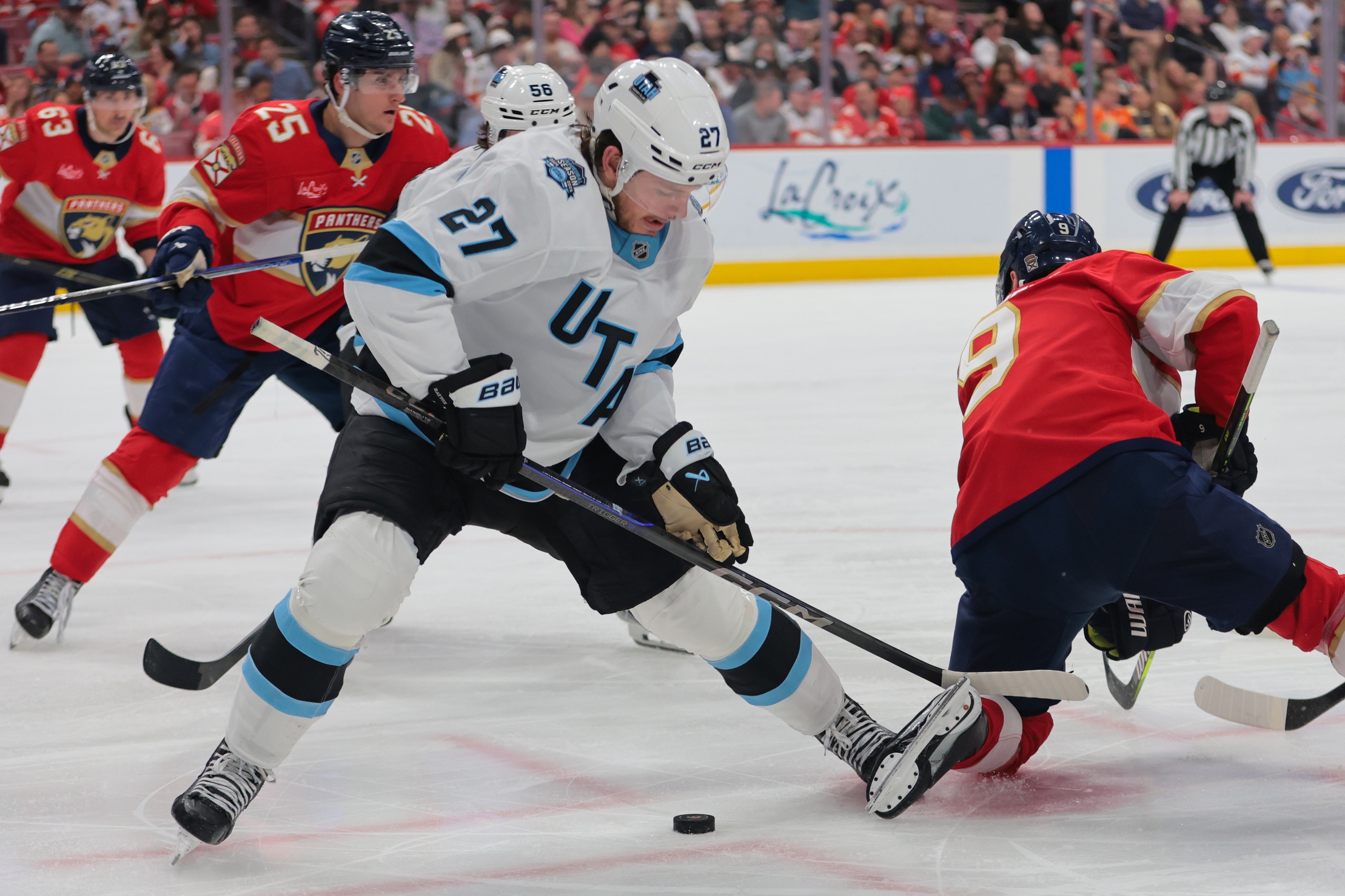 The Utah Hockey Club will face the Chicago Blackhawks on March 30, 2025, at the United Center in Chicago. This Central Division matchup features two teams striving to improve their standings as the regular season progresses. Utah vs Chicago AI Prediction: Free NHL Betting Insights for Mar 30. Credit USA TODAY/IMAGN
