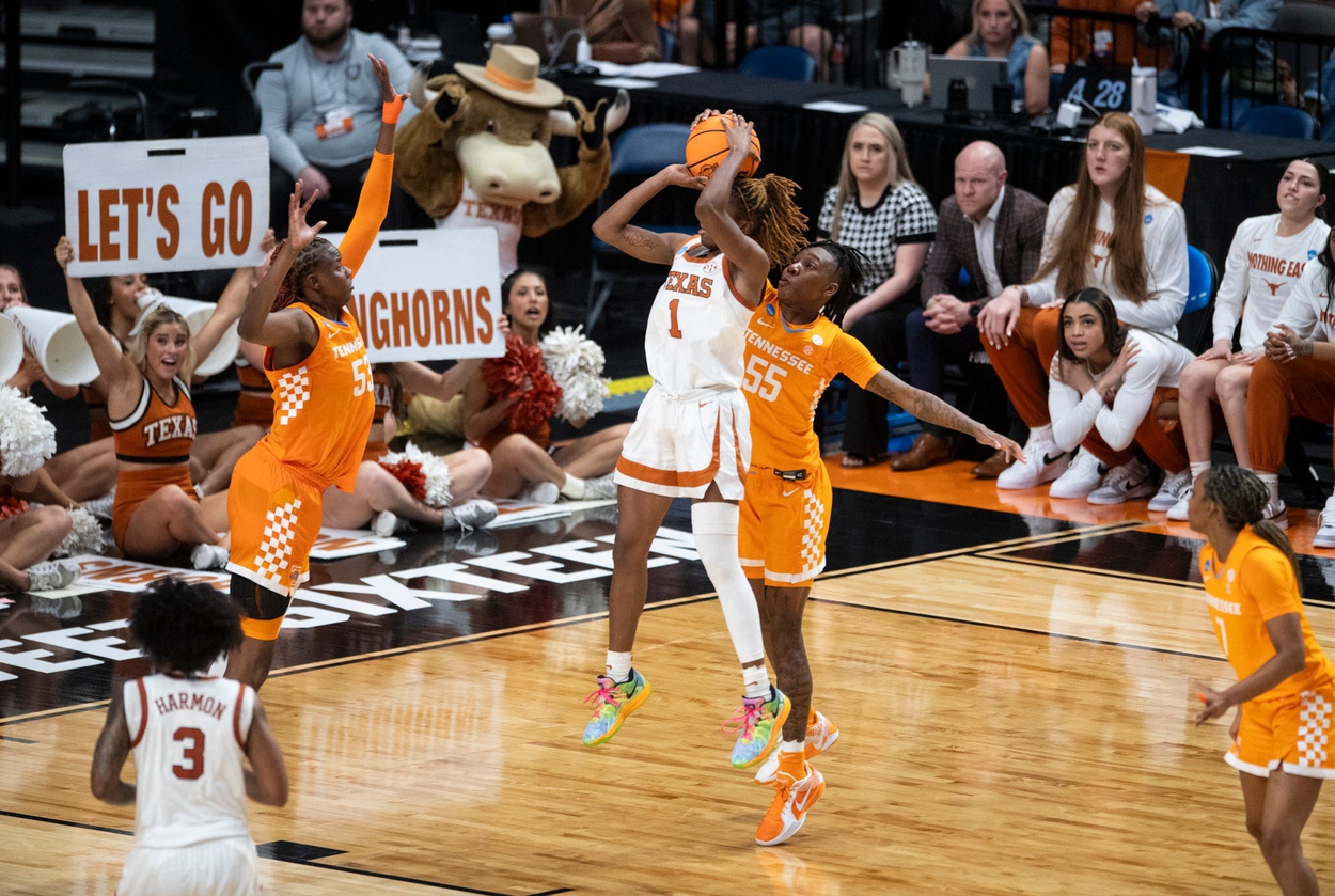The Tennessee Volunteers will face the Houston Cougars on March 30, 2025, at Lucas Oil Stadium in Indianapolis, competing for a spot in the Final Four. Both teams bring elite defenses and strong guard play, promising a highly competitive matchup. Tennessee vs Houston AI Prediction: Free CBB Betting Insights for Mar 30. Credit USA TODAY/IMAGN