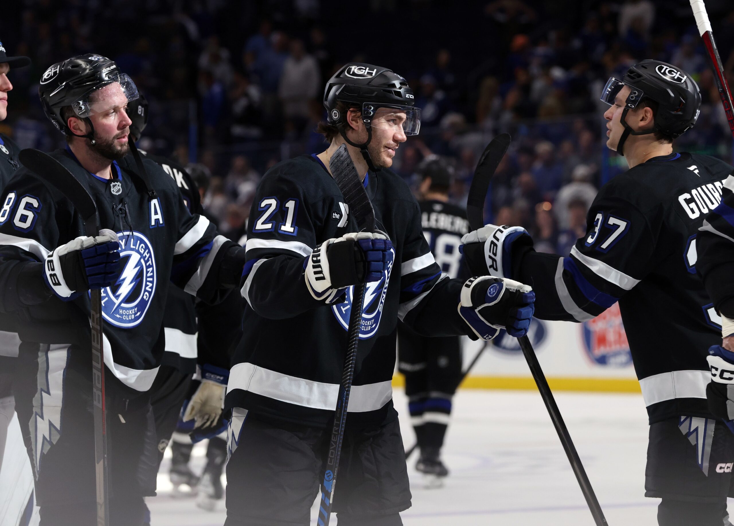 The Tampa Bay Lightning will visit the Ottawa Senators on April 3, 2025, at the Canadian Tire Centre in Ottawa, Ontario. This Atlantic Division matchup features two teams vying for crucial points as the regular season approaches its conclusion. Tampa Bay vs Ottawa AI Prediction: Free NHL Betting Insights for Apr 03. Credit USA TODAY/IMAGN