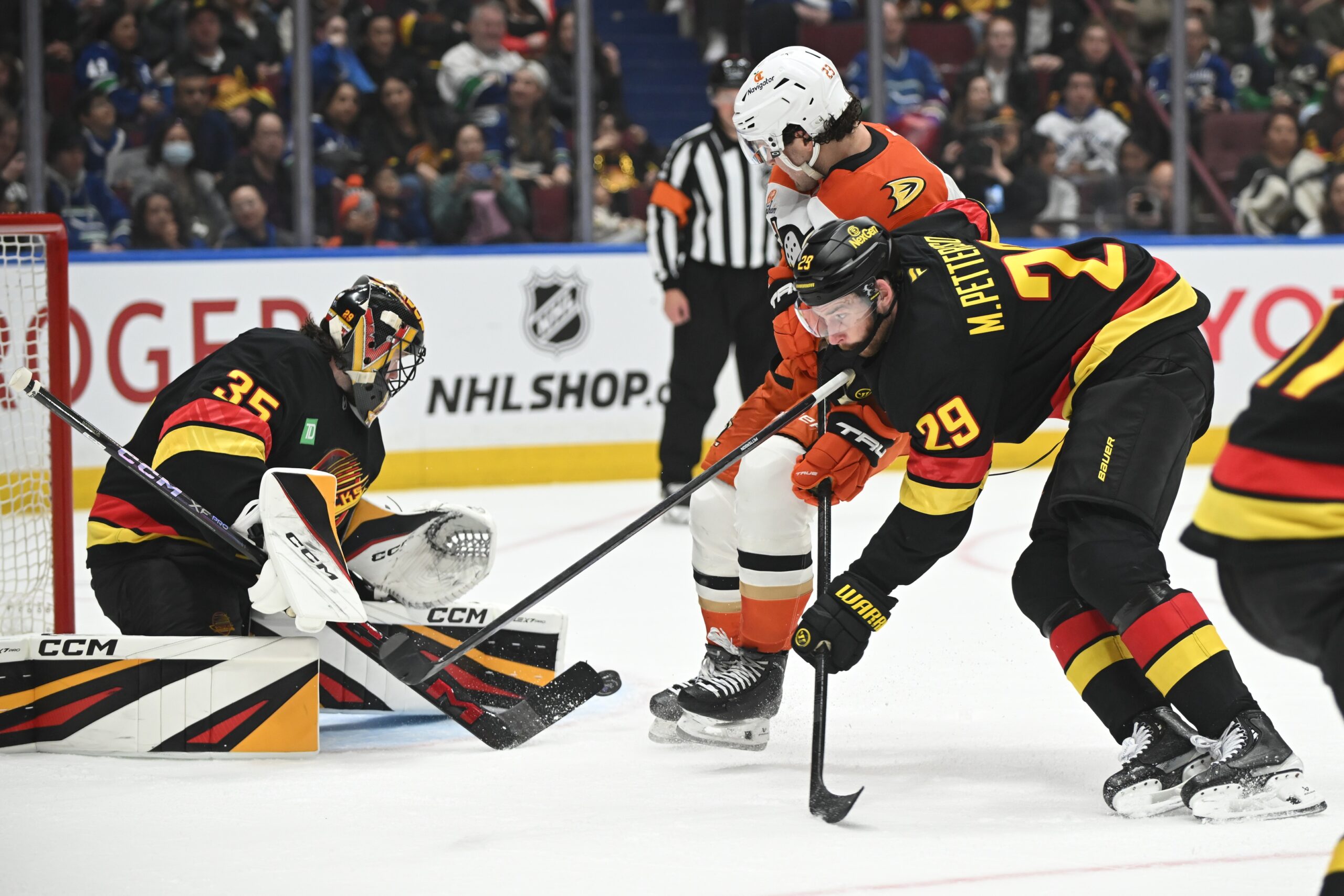 The Vancouver Canucks will host the Vegas Golden Knights on April 6, 2025, at Rogers Arena in Vancouver. Both teams are vying for crucial points as the regular season nears its conclusion. Vegas vs Vancouver AI Prediction: Free NHL Betting Insights for Apr 06. Credit USA TODAY/IMAGN