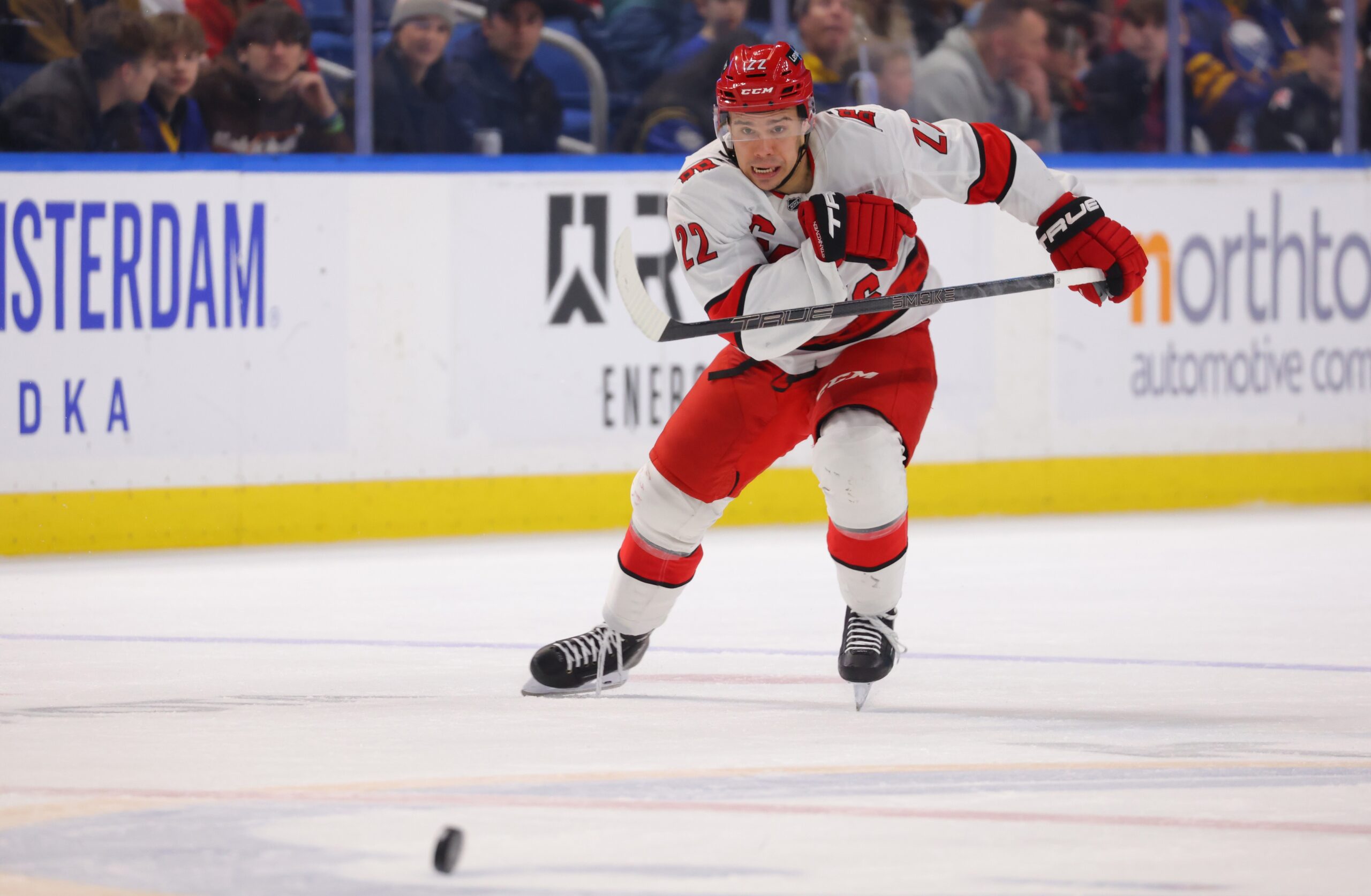 On April 10, 2025, the Carolina Hurricanes will face the Washington Capitals at Capital One Arena in Washington, D.C. Both teams are vying for top position in the Metropolitan Division, making this matchup crucial for their playoff aspirations. Carolina vs Washington AI Prediction: Free NHL Betting Insights for Apr 10. Credit USA TODAY/IMAGN