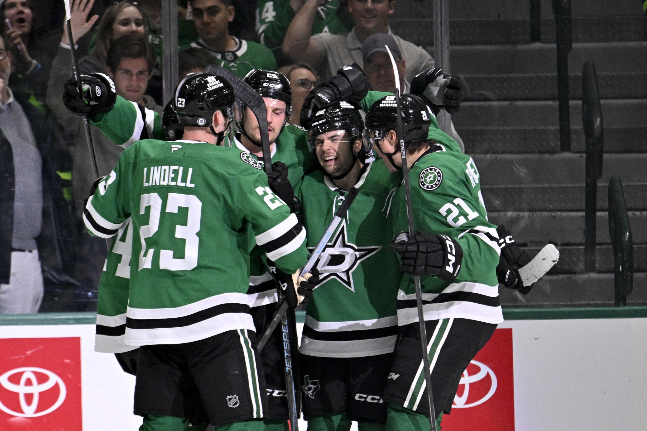 On April 10, 2025, the Winnipeg Jets will face the Dallas Stars at the American Airlines Center in Dallas, Texas. Both teams are leading contenders in the Central Division, making this matchup crucial for their standings and momentum heading into the postseason. Winnipeg vs Dallas AI Prediction: Free NHL Betting Insights for Apr 10. Credit USA TODAY/IMAGN