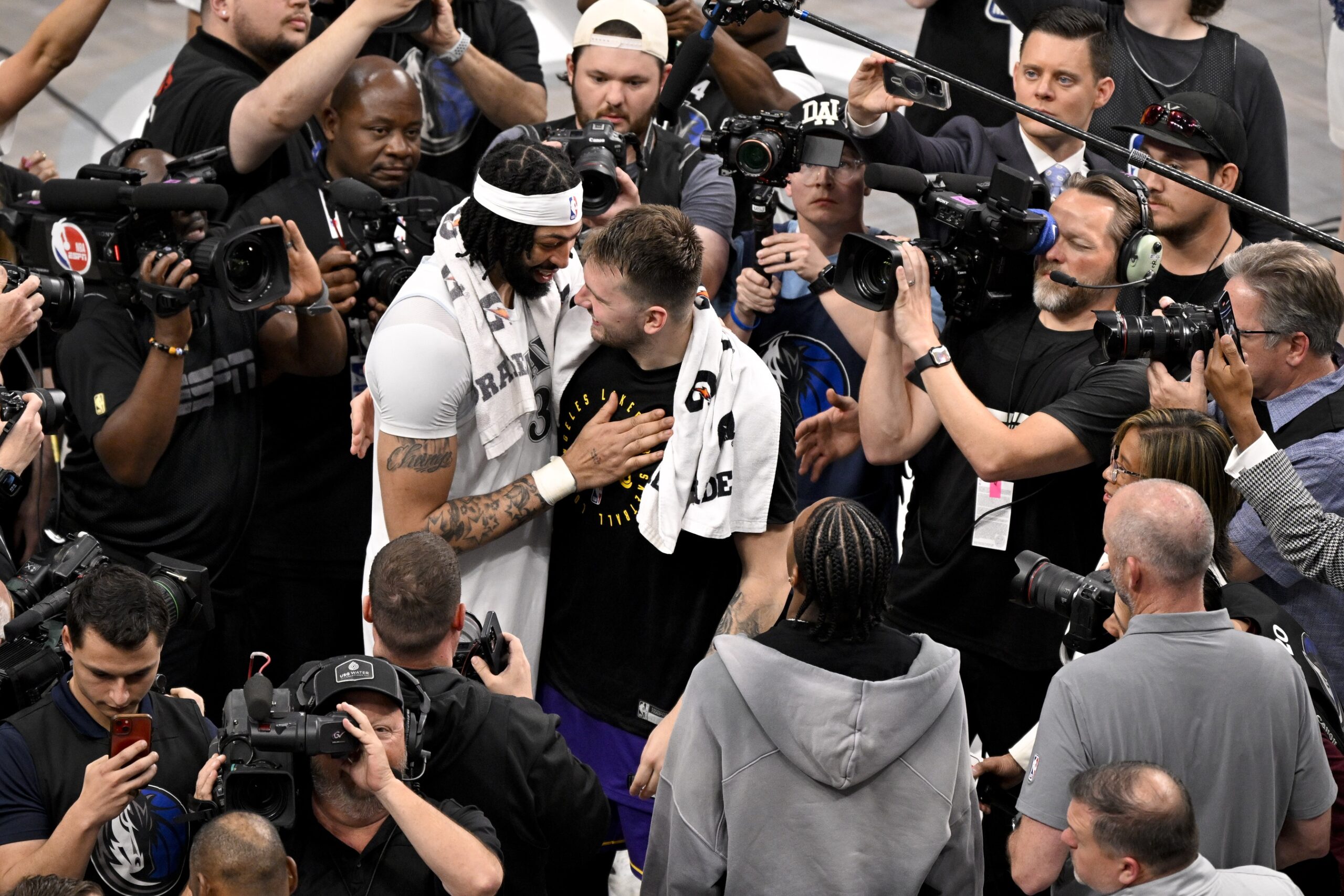 The Dallas Mavericks (38–42) host the Toronto Raptors (30–50) at the American Airlines Center on April 11, 2025. While the Mavericks aim to bolster their position in the Western Conference play-in tournament, the Raptors look to finish their season on a positive note. Toronto vs Dallas AI Prediction: Free NBA Betting Insights for Apr 11. Credit USA TODAY/IMAGN