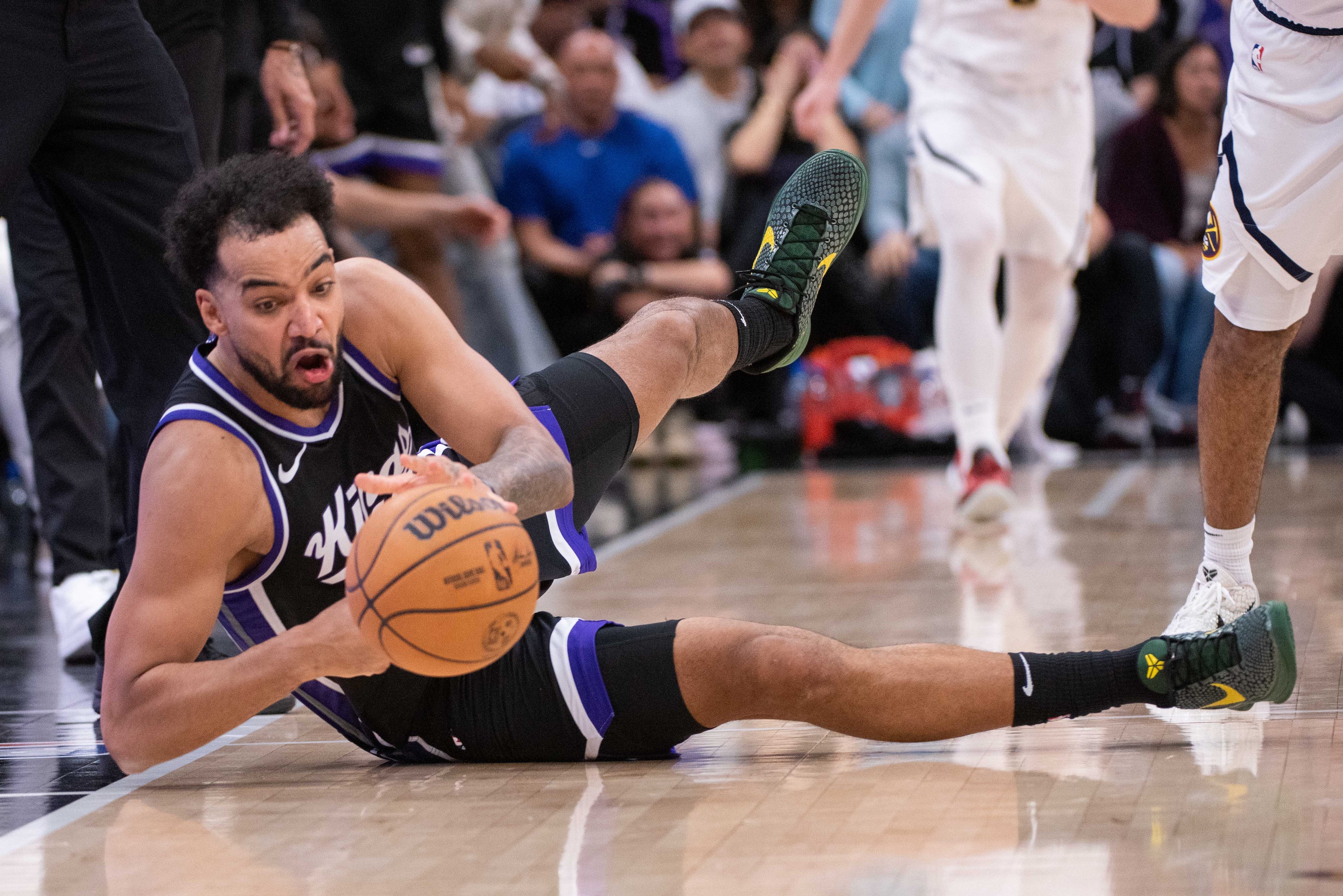 The Los Angeles Clippers (48–32) head to Golden 1 Center on April 11, 2025, to face the Sacramento Kings (39–40) in a pivotal Western Conference matchup. With playoff positioning at stake, the Clippers aim to secure a top-four seed, while the Kings look to solidify their spot in the play-in tournament. Los Angeles Clippers vs Sacramento AI Prediction: Free NBA Betting Insights for Apr 11. Credit USA TODAY/IMAGN