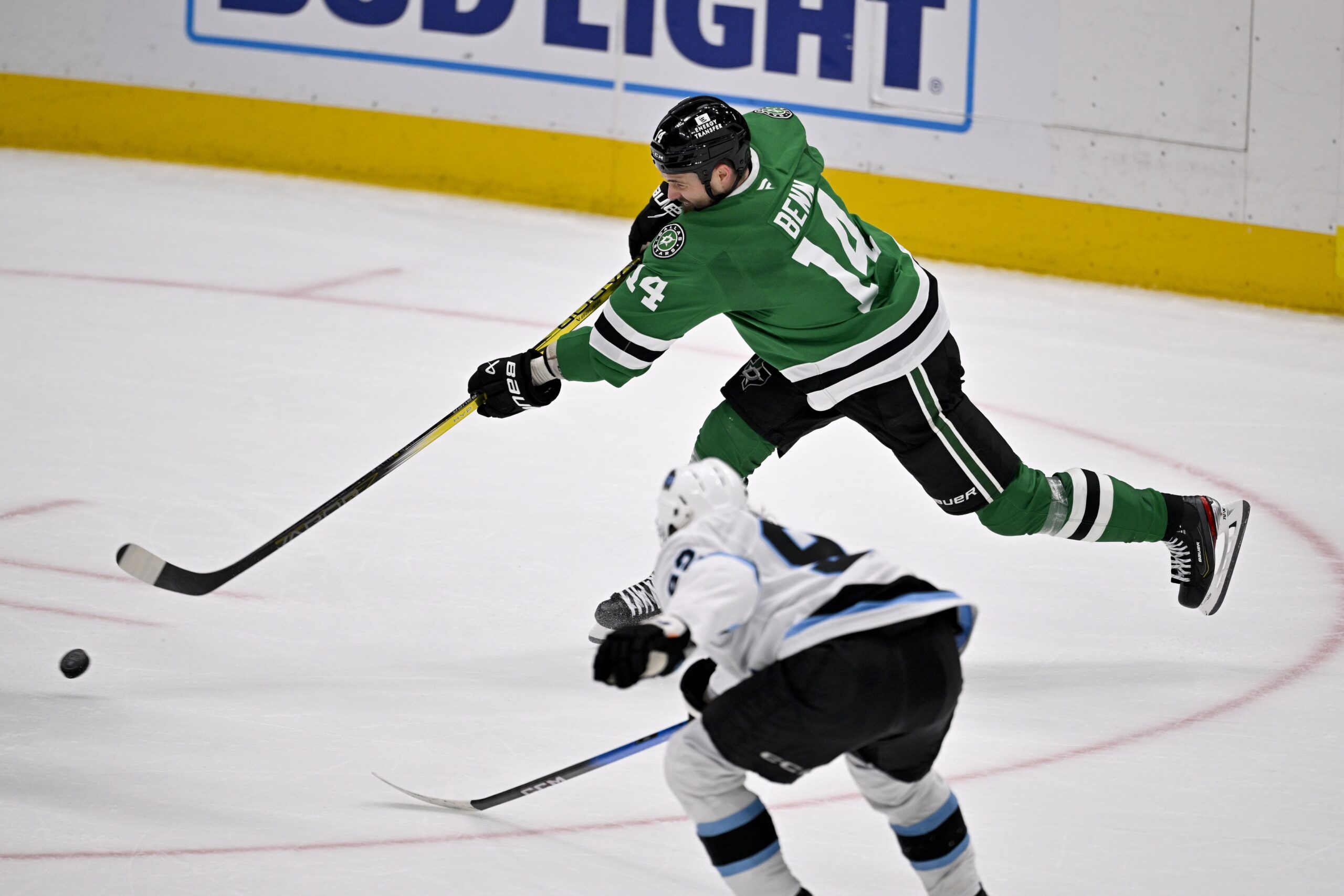 On Monday, April 14, 2025, the Dallas Stars (49–21–4) will face off against the Detroit Red Wings (34–33–6) at Little Caesars Arena in Detroit, MI. The Stars aim to continue their dominance over the Red Wings, while Detroit seeks to break Dallas’s winning streak in their head-to-head matchups. Dallas vs Detroit AI Prediction: Free NHL Betting Insights for Apr 14. Credit USA TODAY/IMAGN