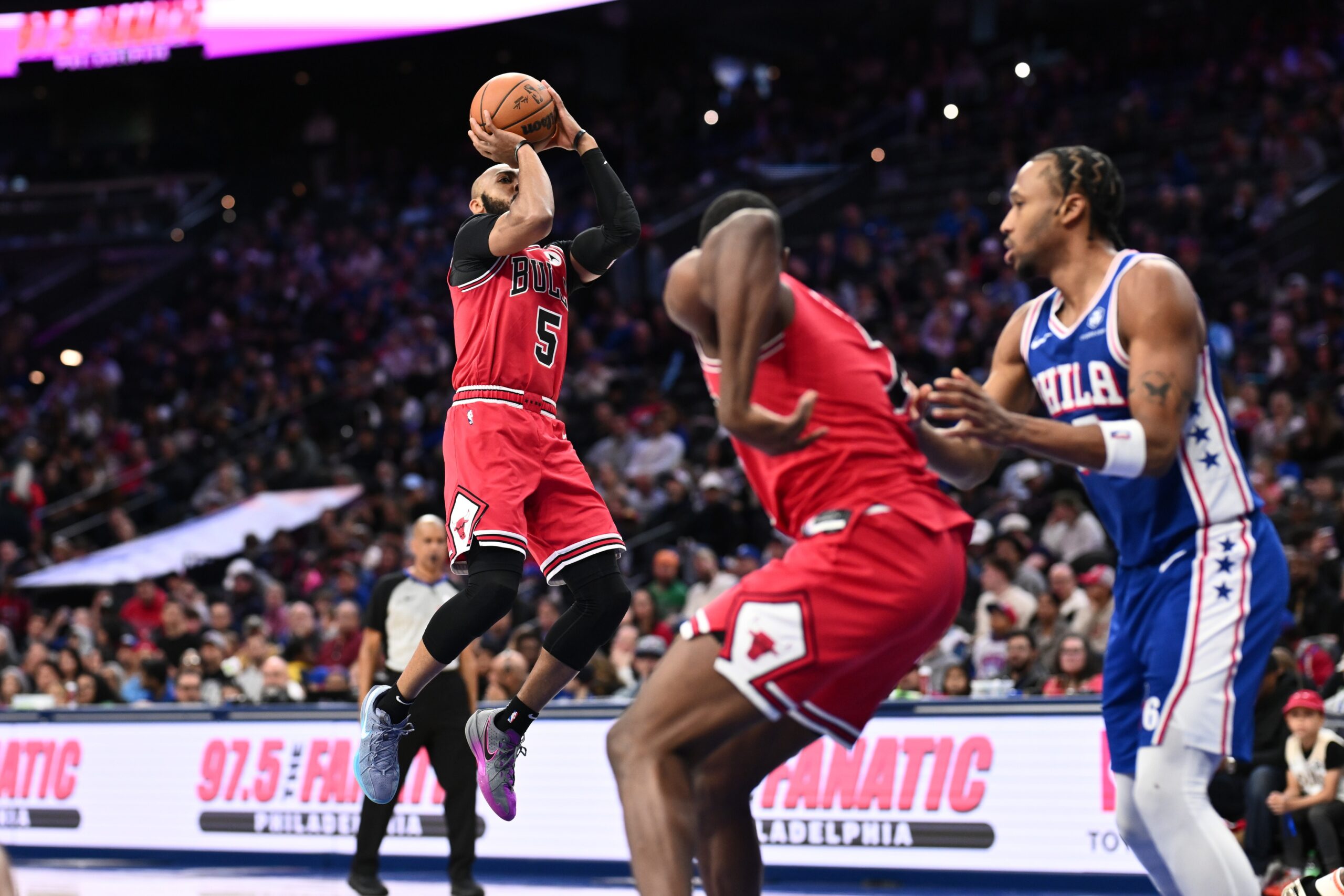 On Wednesday, April 16, 2025, the Chicago Bulls (39–43) host the Miami Heat (37–45) at the United Center in a critical Eastern Conference Play-In Tournament matchup. The winner advances to face the loser of the Atlanta Hawks vs. Orlando Magic game for the final playoff spot, while the loser’s season comes to an end. Miami vs Chicago AI Prediction: Free NBA Betting Insights for Apr 16. Credit USA TODAY/IMAGN