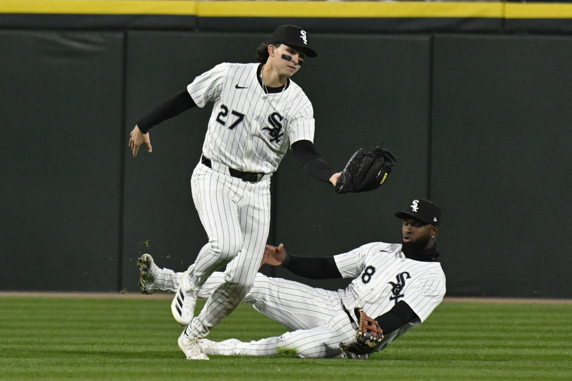 The Oakland Athletics (8–10) and the Chicago White Sox (4–13) conclude their three-game series at Guaranteed Rate Field, with the Athletics aiming for a sweep and the White Sox seeking to avoid a four-game losing streak. First pitch is scheduled for 2:10 PM CT, featuring a pitching matchup between JP Sears (1–2, 4.24 ERA) for Oakland and Davis Martin (1–1, 4.24 ERA) for Chicago. Athletics vs Chicago White Sox AI Prediction: Free MLB Betting Insights for Apr 17. Credit USA TODAY/IMAGN