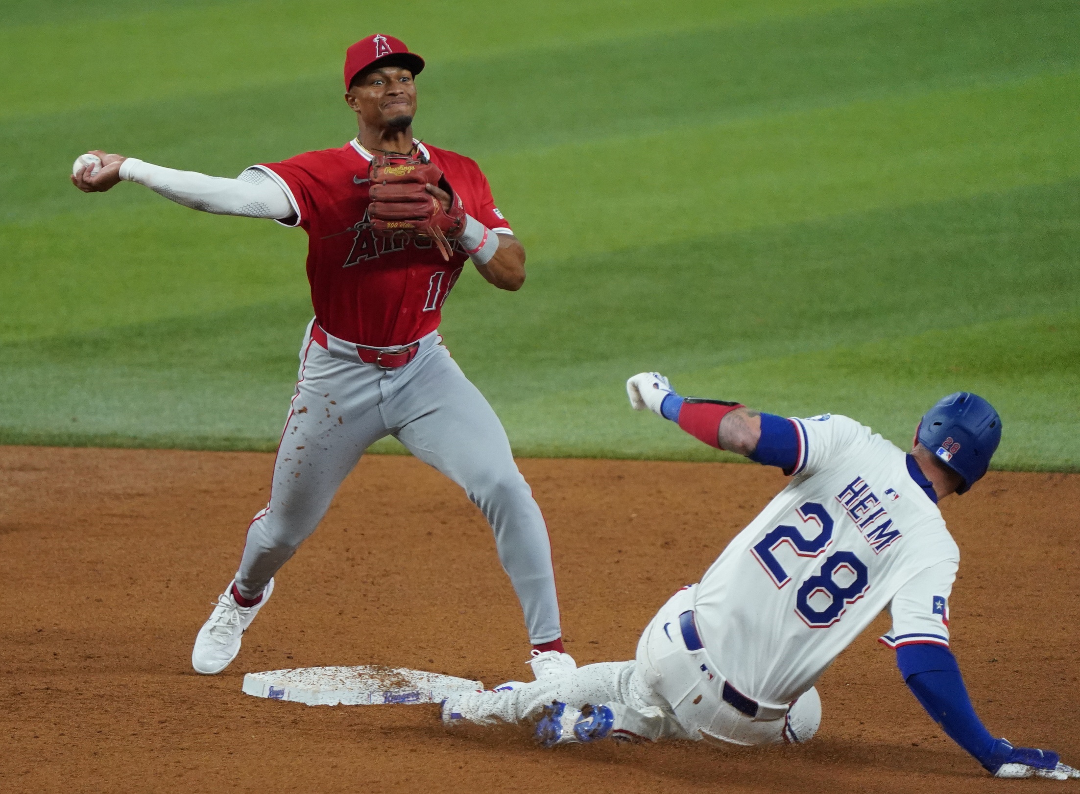The Los Angeles Angels (9–7) and Texas Rangers (10–7) conclude their three-game series tonight at Globe Life Field, with first pitch scheduled for 8:05 PM ET. The Rangers aim for a series sweep, while the Angels look to avoid a third consecutive loss. Los Angeles Angels vs Texas AI Prediction: Free MLB Betting Insights for Apr 17. Credit USA TODAY/IMAGN