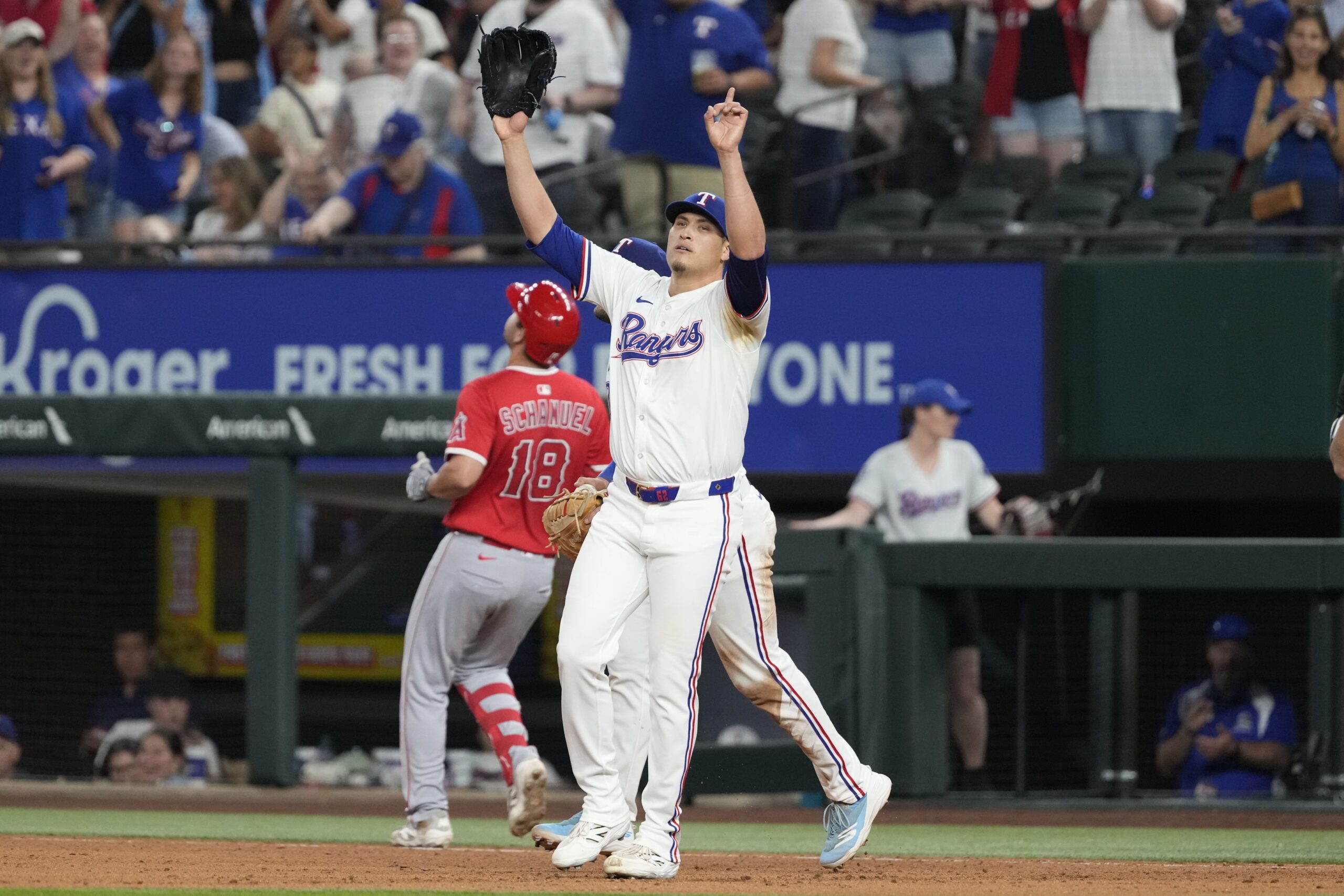 The Los Angeles Dodgers (14–6) visit the Texas Rangers (11–7) on Friday, April 18, 2025, at Globe Life Field, with first pitch scheduled for 8:05 p.m. ET. The matchup features Dodgers right-hander Yoshinobu Yamamoto (2–1, 1.23 ERA) against Rangers ace Jacob deGrom (0–0, 4.30 ERA). Los Angeles Dodgers vs Texas AI Prediction: Free MLB Betting Insights for Apr 18. Credit USA TODAY/IMAGN