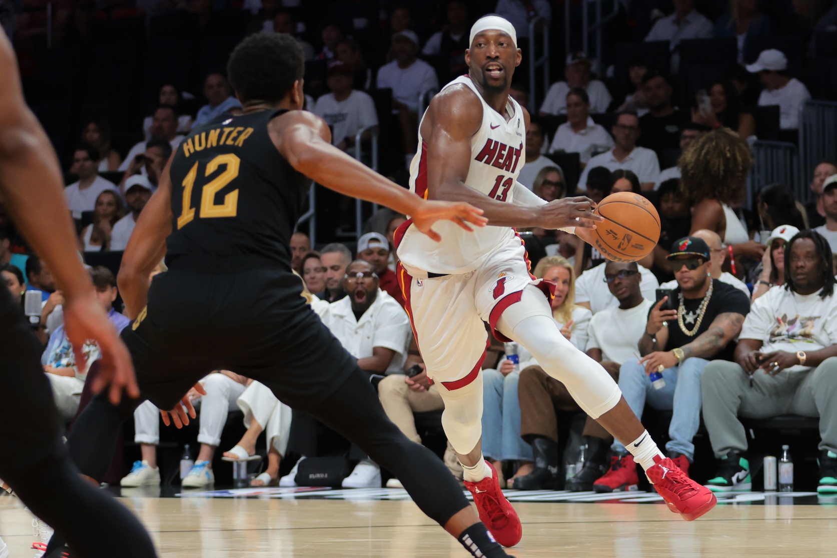 The Cleveland Cavaliers aim to complete a first-round sweep against the Miami Heat in Game 4 of the Eastern Conference Playoffs on Monday, April 28, 2025, at the Kaseya Center in Miami. Leading the series 3–0, the Cavaliers are favored by 9 points, with the over/under set at 210.5 points. Cleveland vs Miami AI Prediction: Free NBA Betting Insights for Apr 28. Credit USA TODAY/IMAGN