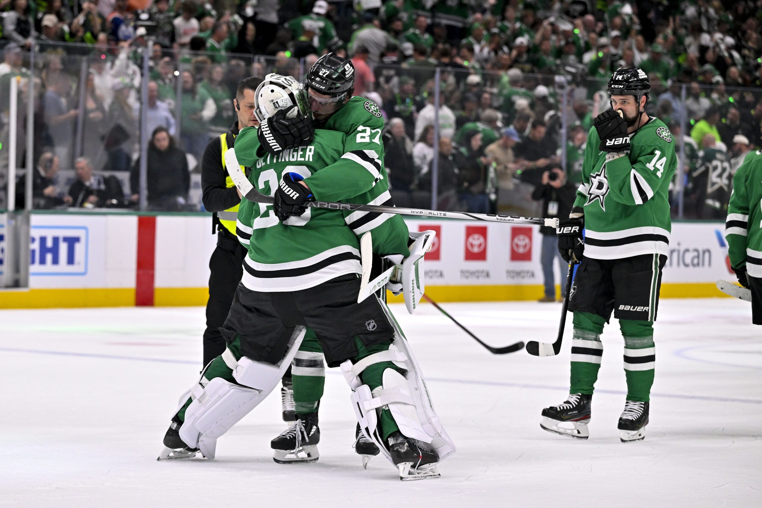 On May 23, 2025, the Edmonton Oilers and Dallas Stars will clash in Game 2 of the NHL Western Conference Finals at the American Airlines Center in Dallas. The Stars hold a 1–0 series lead after a 3–2 victory in Game 1, where Tyler Seguin scored both of Dallas’s goals. Edmonton vs Dallas AI Prediction: Free NHL Betting Insights for May 23. Credit USA TODAY/IMAGN