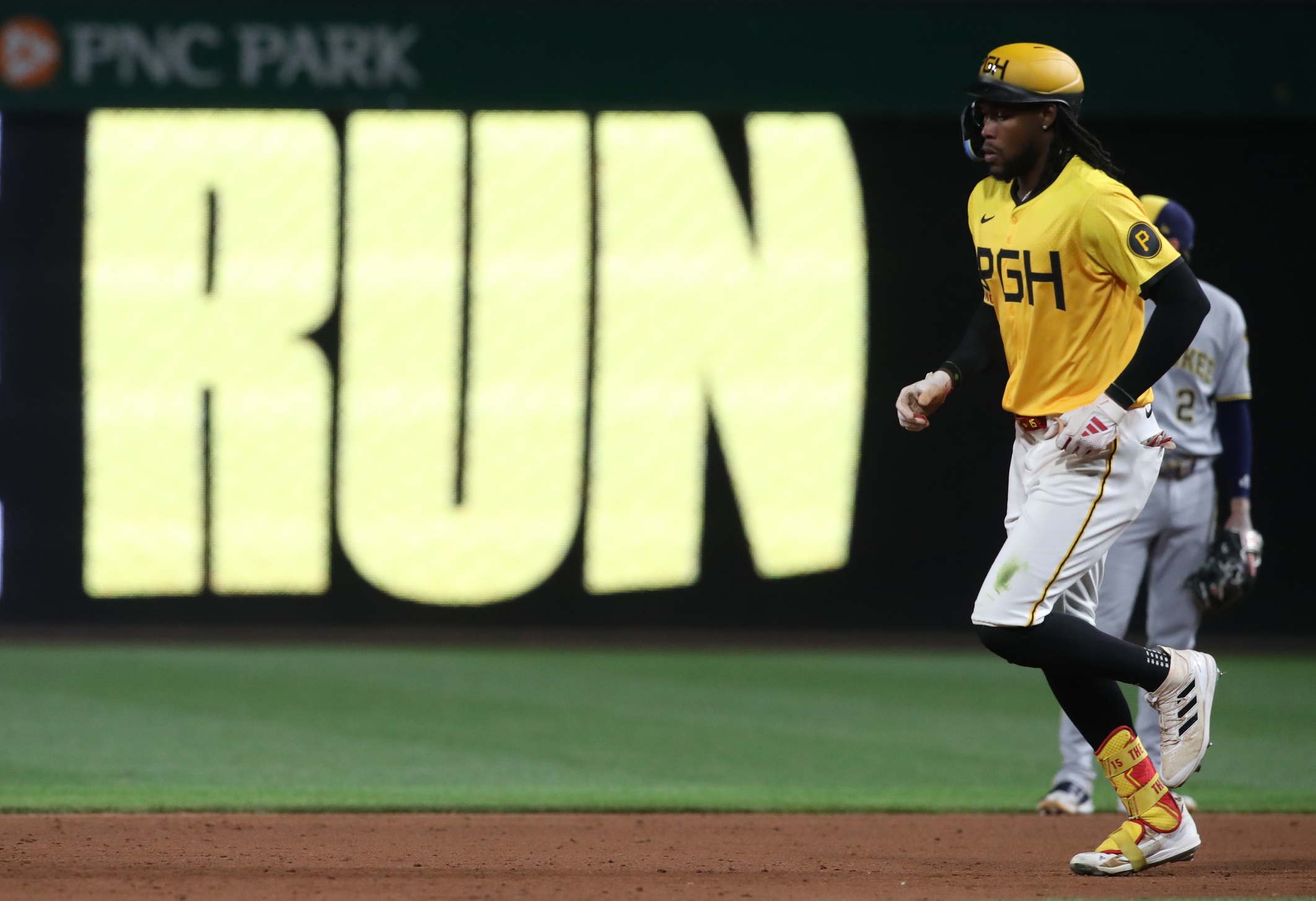 On May 24, 2025, the Milwaukee Brewers (25–27) will face the Pittsburgh Pirates (18–34) at PNC Park in Pittsburgh. Both teams are looking to gain momentum in the NL Central division. Milwaukee vs Pittsburgh AI Prediction: Free MLB Betting Insights for May 24. Credit USA TODAY/IMAGN
