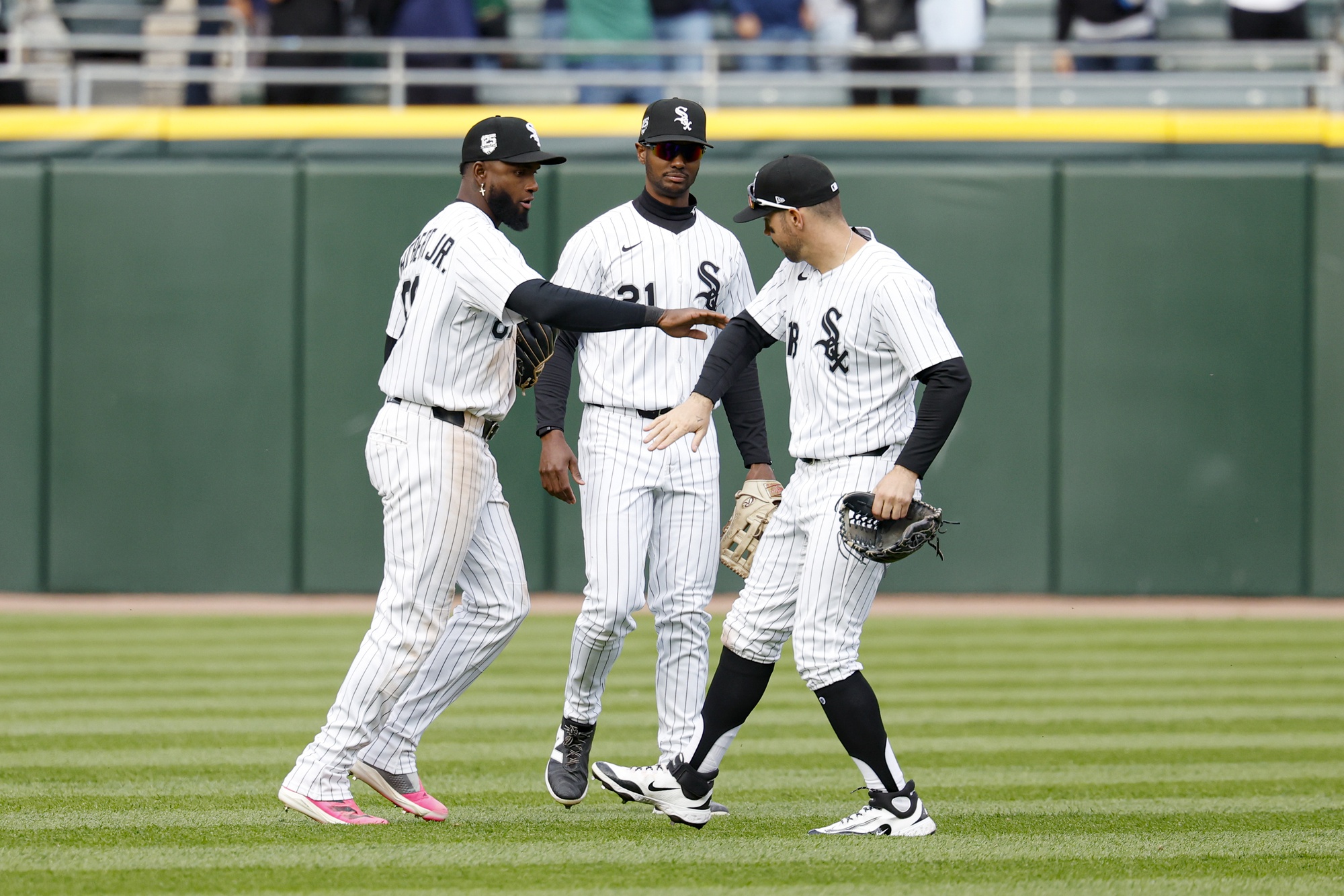 The Texas Rangers (25–27) and Chicago White Sox (16–35) conclude their three-game series on Sunday, May 25, 2025, at Guaranteed Rate Field. The Rangers aim to avoid a sweep, while the White Sox look to capitalize on their recent momentum. Texas vs Chicago White Sox AI Prediction: Free MLB Betting Insights for May 25. Credit USA TODAY/IMAGN