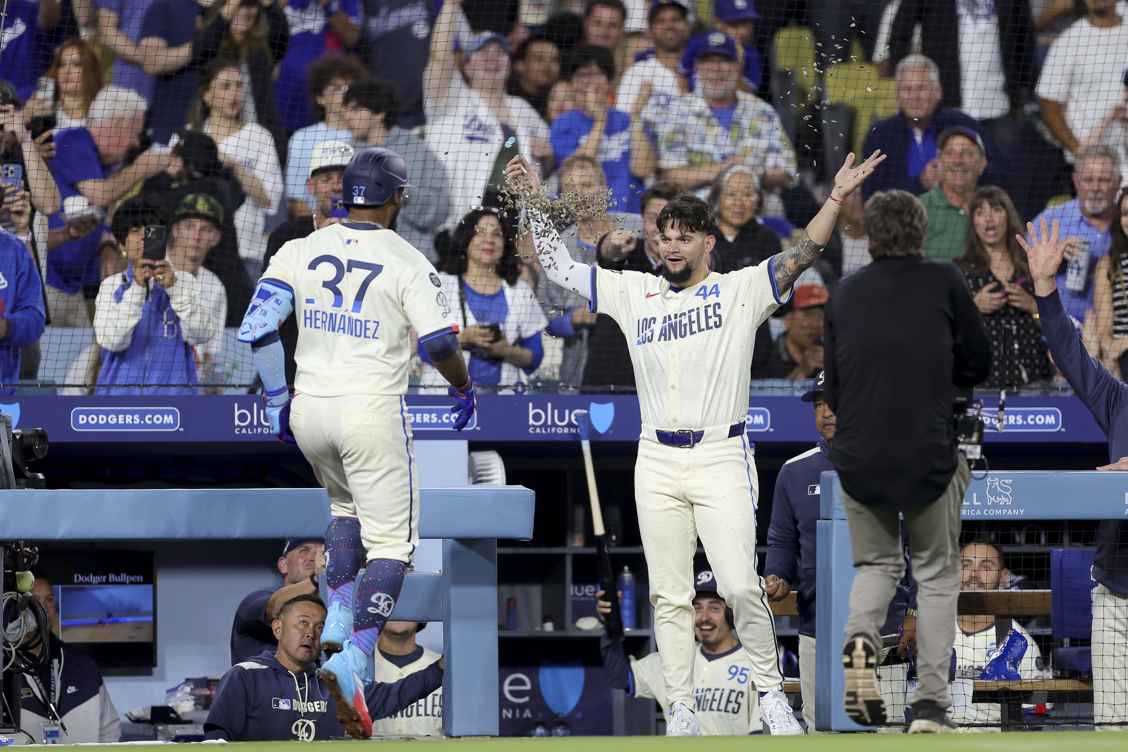The San Francisco Giants (41–30) and Los Angeles Dodgers (42–29) conclude their three-game series at Dodger Stadium on Sunday, June 15, 2025, at 4:10 PM PDT. With the series tied 1–1, both teams aim to secure a pivotal win in the tightly contested National League West. San Francisco vs Los Angeles Dodgers AI Prediction: Free MLB Betting Insights for Jun 15. Credit USA TODAY/IMAGN