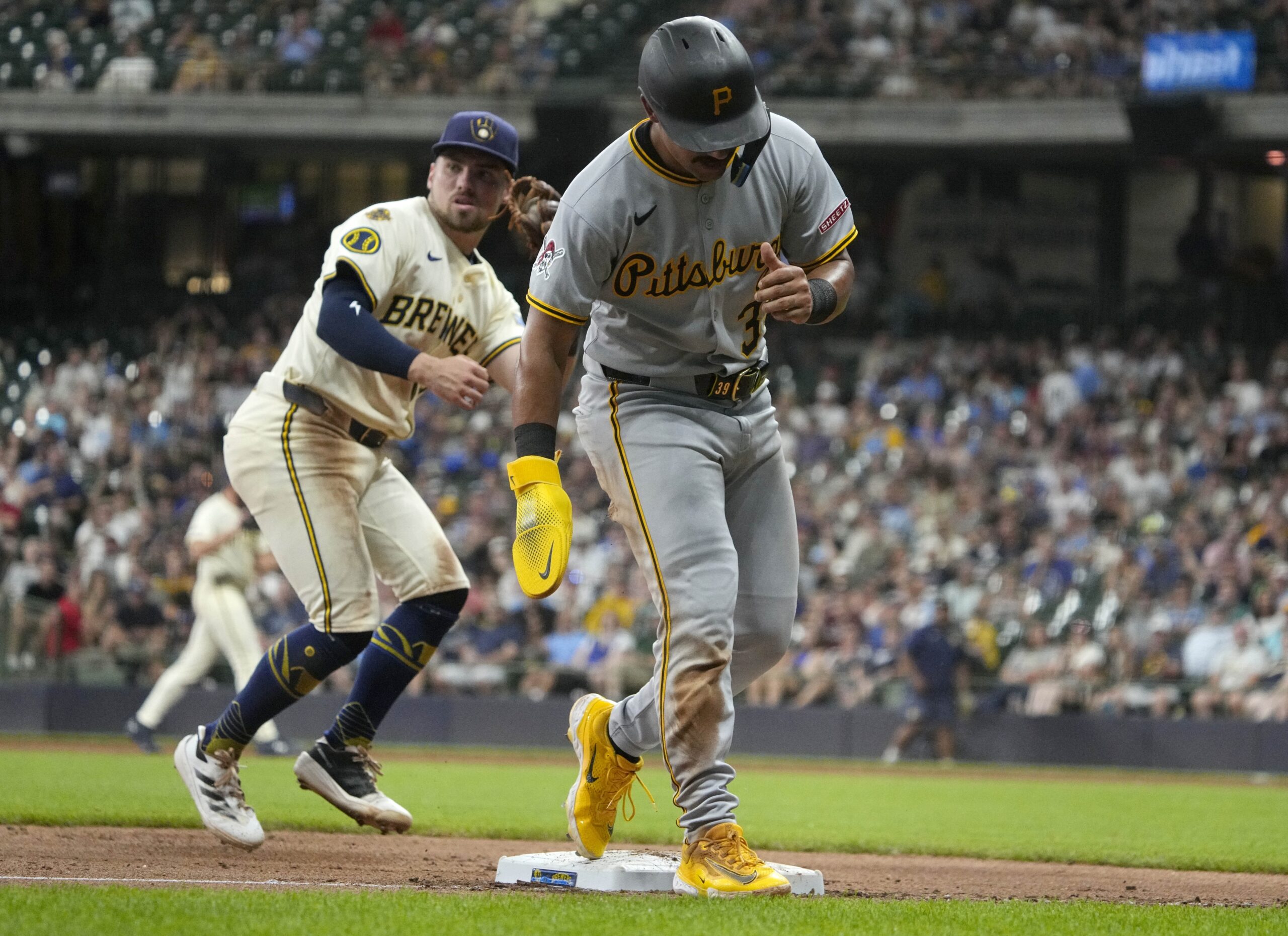The Pittsburgh Pirates and Milwaukee Brewers are set to clash on Tuesday, June 24, 2025, at American Family Field in Milwaukee. The Brewers, with a 43–36 record, aim to solidify their position in the NL Central, while the Pirates, at 32–48, look to build momentum after a recent win. Pittsburgh vs Milwaukee AI Prediction: Free MLB Betting Insights for Jun 24. Credit USA TODAY/IMAGN
