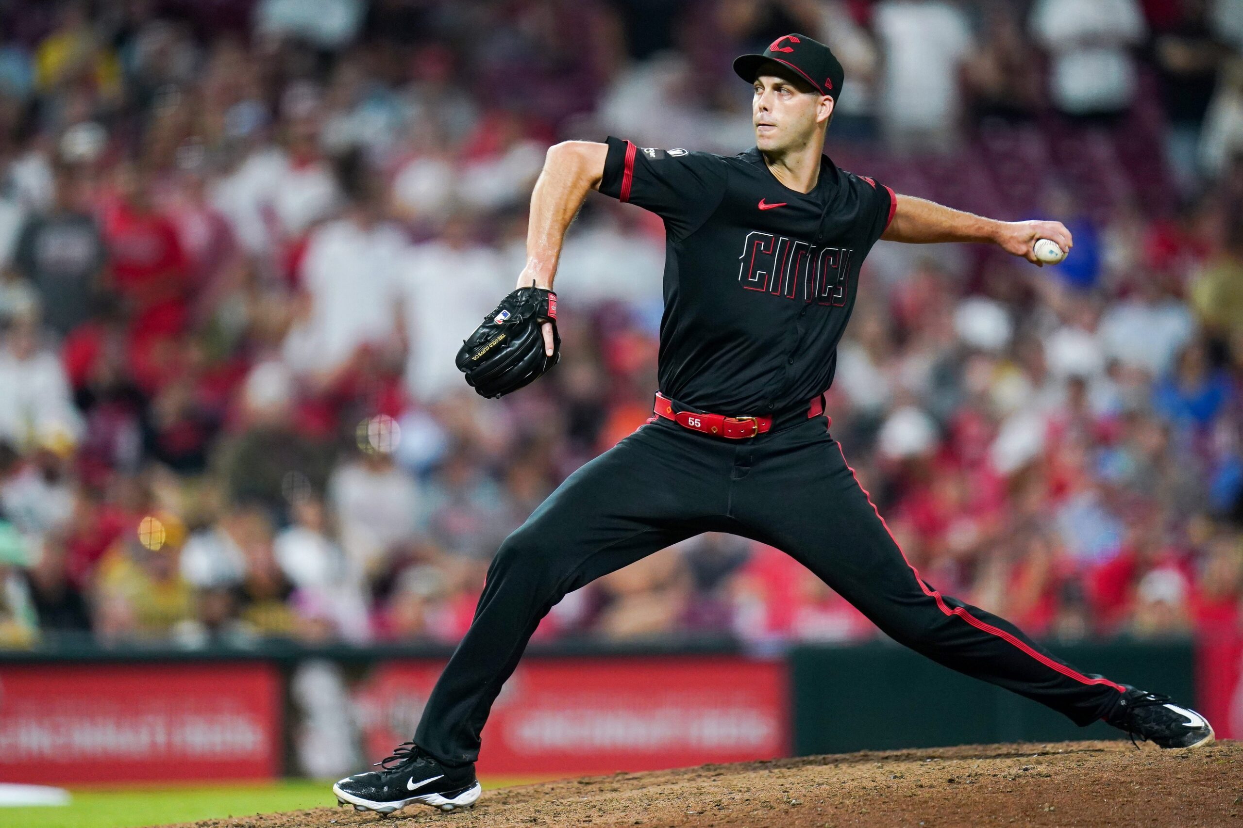 The San Diego Padres (44–36) face the Cincinnati Reds (42–39) on Saturday, June 28, 2025, at Great American Ball Park. The Reds are favored with a -156 moneyline, while the Padres are listed at +130. San Diego vs Cincinnati AI Prediction: Free MLB Betting Insights for Jun 28. Credit USA TODAY/IMAGN
