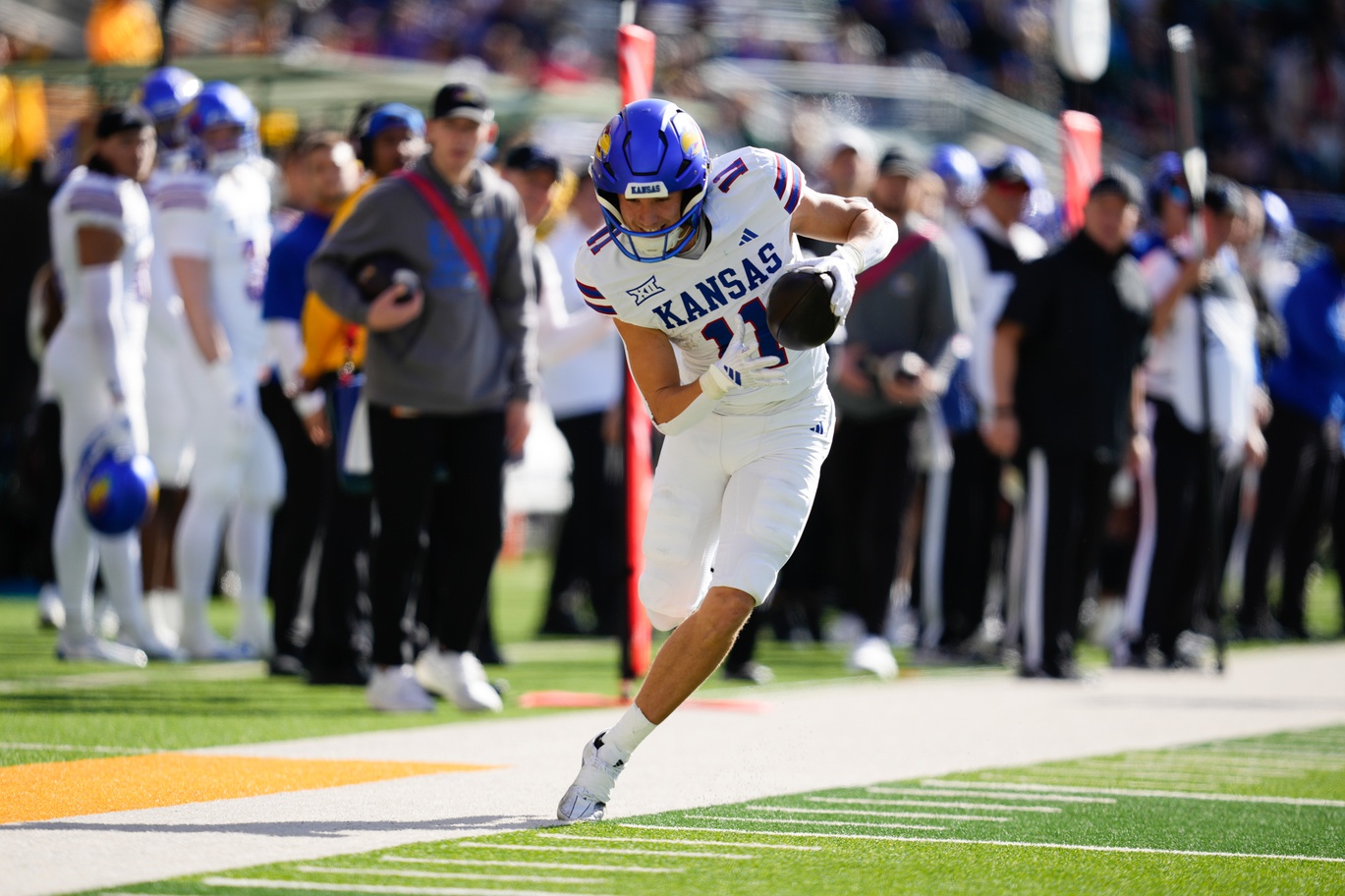 The Kansas Jayhawks open their 2025 season at David Booth Kansas Memorial Stadium on Saturday, August 23, hosting the Fresno State Bulldogs. Kansas is a robust 13.5‑ to 14‑point favorite, with the over/under set at about 51.5 points. Fresno State vs Kansas AI Prediction: Free CFB Betting Insights for Aug 23. Credit USA TODAY/IMAGN