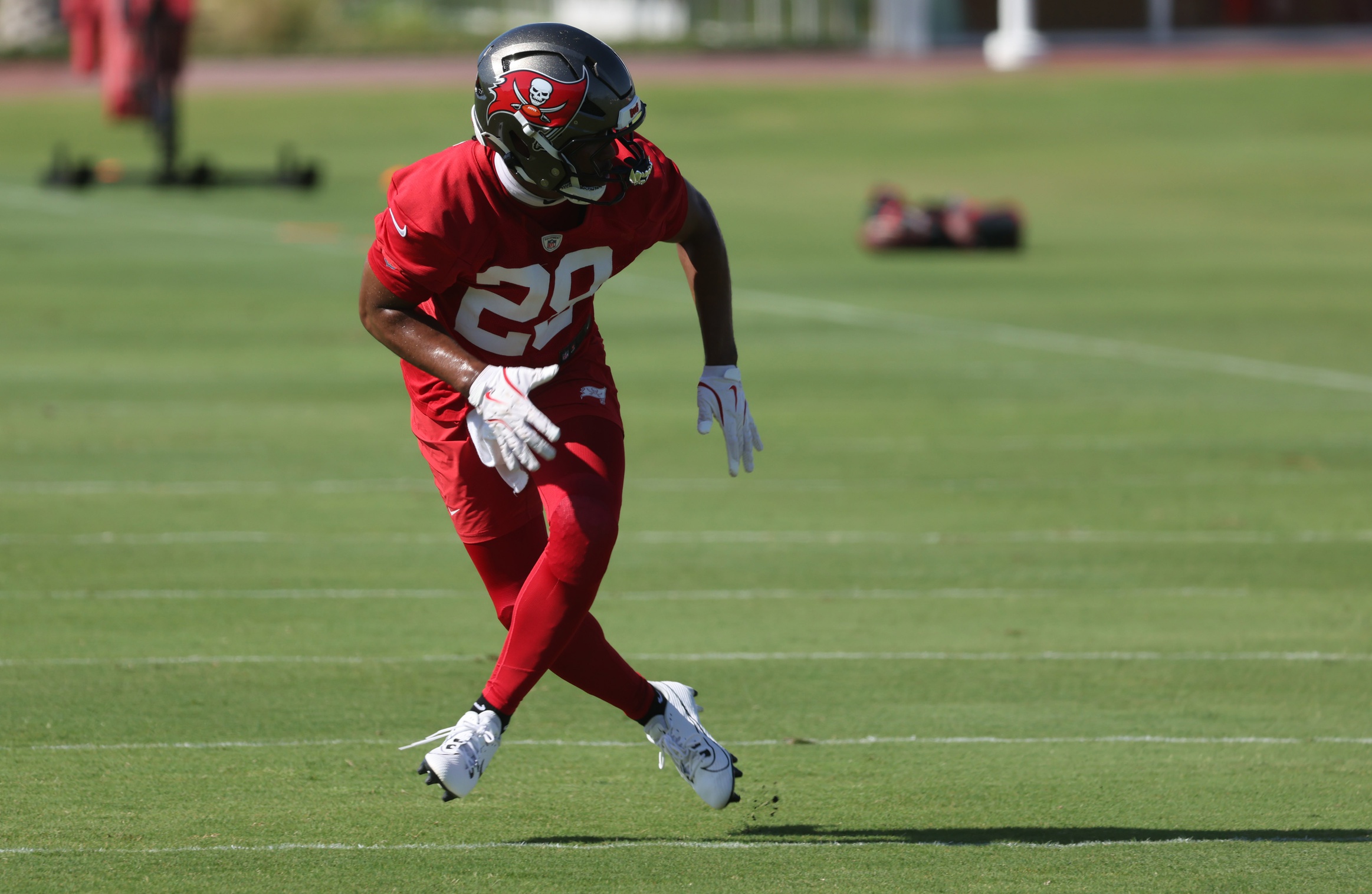 The Tampa Bay Buccaneers open their 2025 season in Atlanta on Sunday, September 7, facing the Falcons at Mercedes‑Benz Stadium. Tampa Bay enters as a slight 1.5-point favorite with a moneyline of about –126, while Atlanta sits at +108 as the underdog; the total is set at 48.5 points. Tampa Bay vs Atlanta AI Prediction: Free NFL Betting Insights for Sep 07. Credit USA TODAY/IMAGN