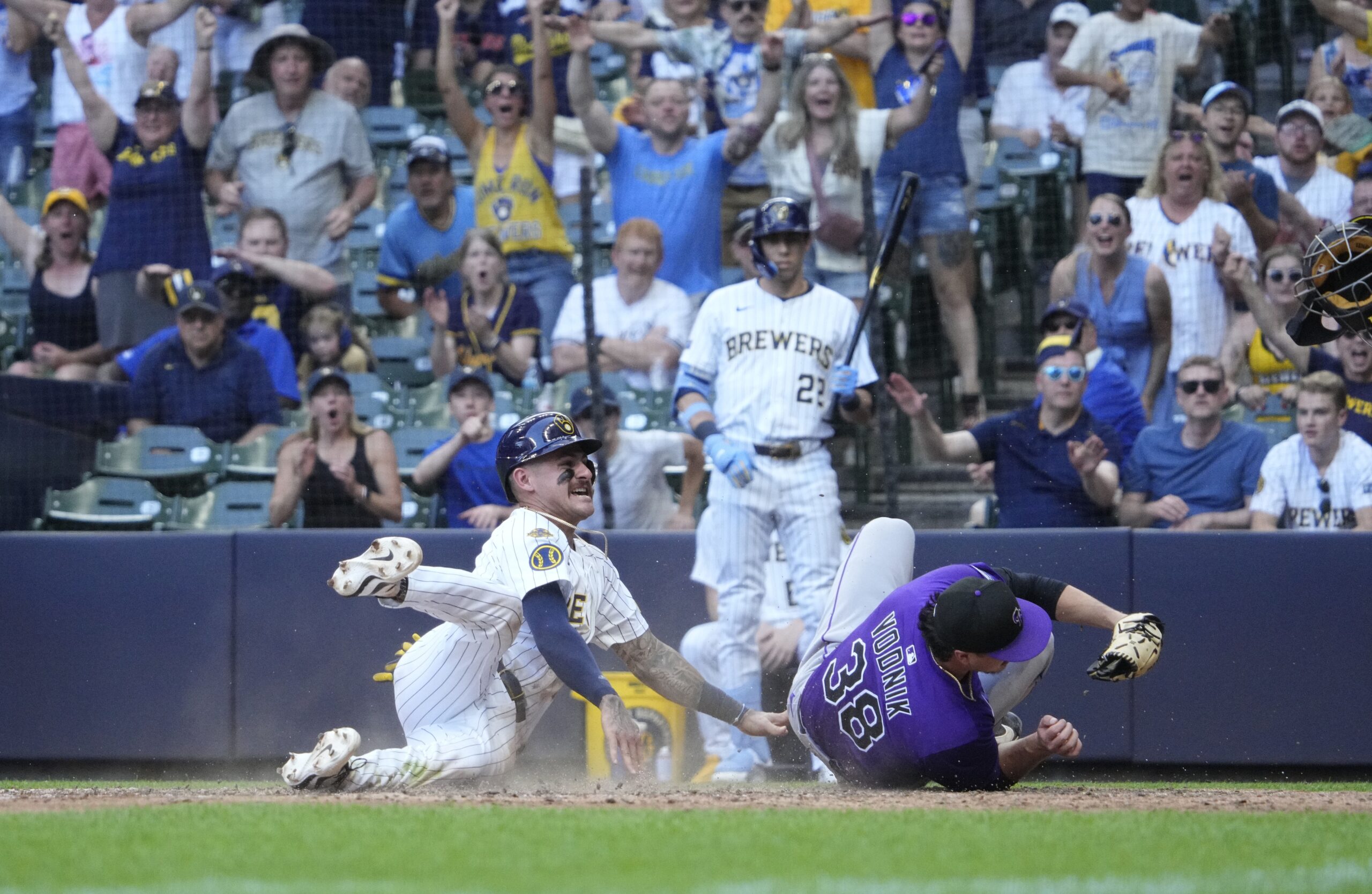 The Milwaukee Brewers, firmly leading the NL Central, travel to Arlington on September 10, 2025, to face the Texas Rangers in a crucial interleague matchup with significant postseason implications for both. With the Brewers aiming to solidify their playoff positioning and the Rangers fighting for Wild Card relevance, this game promises a fierce battle. Milwaukee vs Texas AI Prediction: Free MLB Betting Insights for Sep 10. Credit USA TODAY/IMAGN