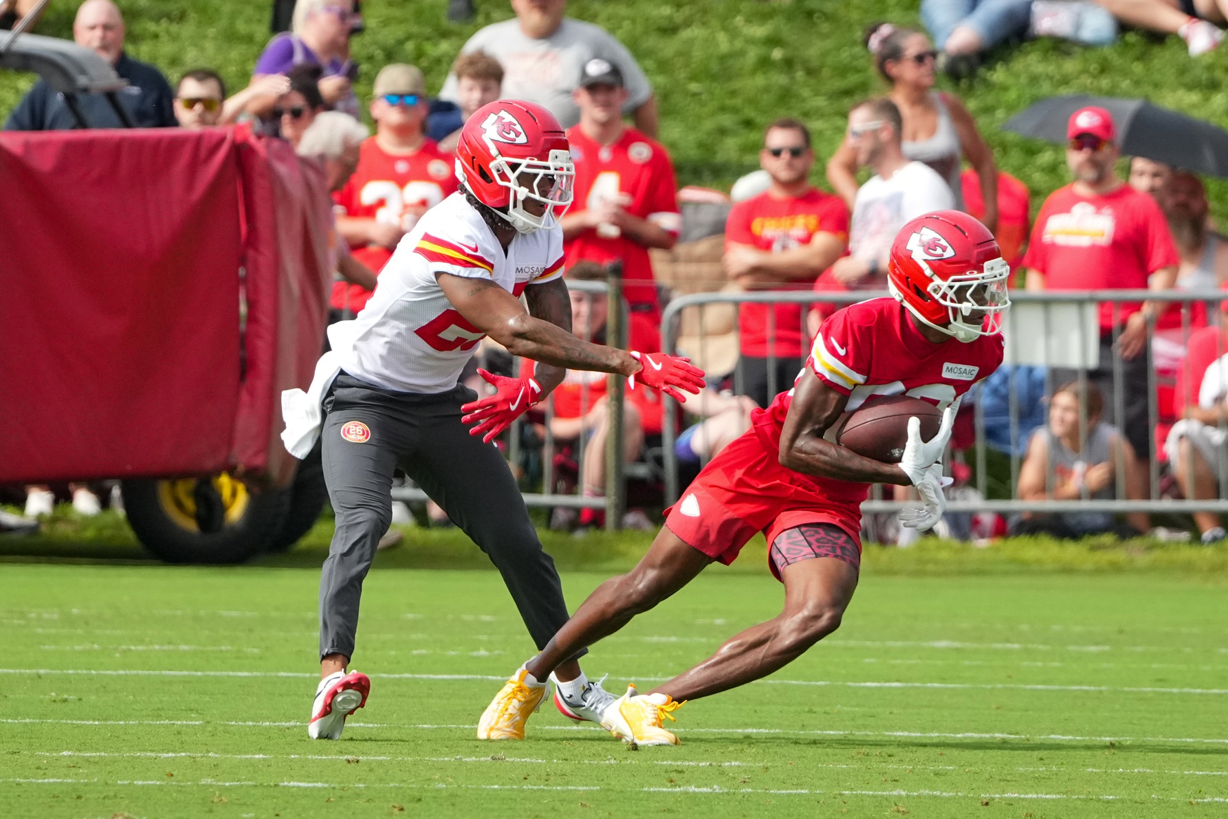 The Kansas City Chiefs open the 2025 NFL season with a special international primetime game in São Paulo, Brazil, as host team the Los Angeles Chargers welcome them at Arena Corinthians on Friday, September 5 at 8:00 p.m. ET. The Chiefs are slight favorites (–2.5, approx –142 ML), the Chargers are +120 underdogs, and the total is projected at 44.5 points. Kansas City vs Los Angeles AI Prediction: Free NFL Betting Insights for Sep 05. Credit USA TODAY/IMAGN