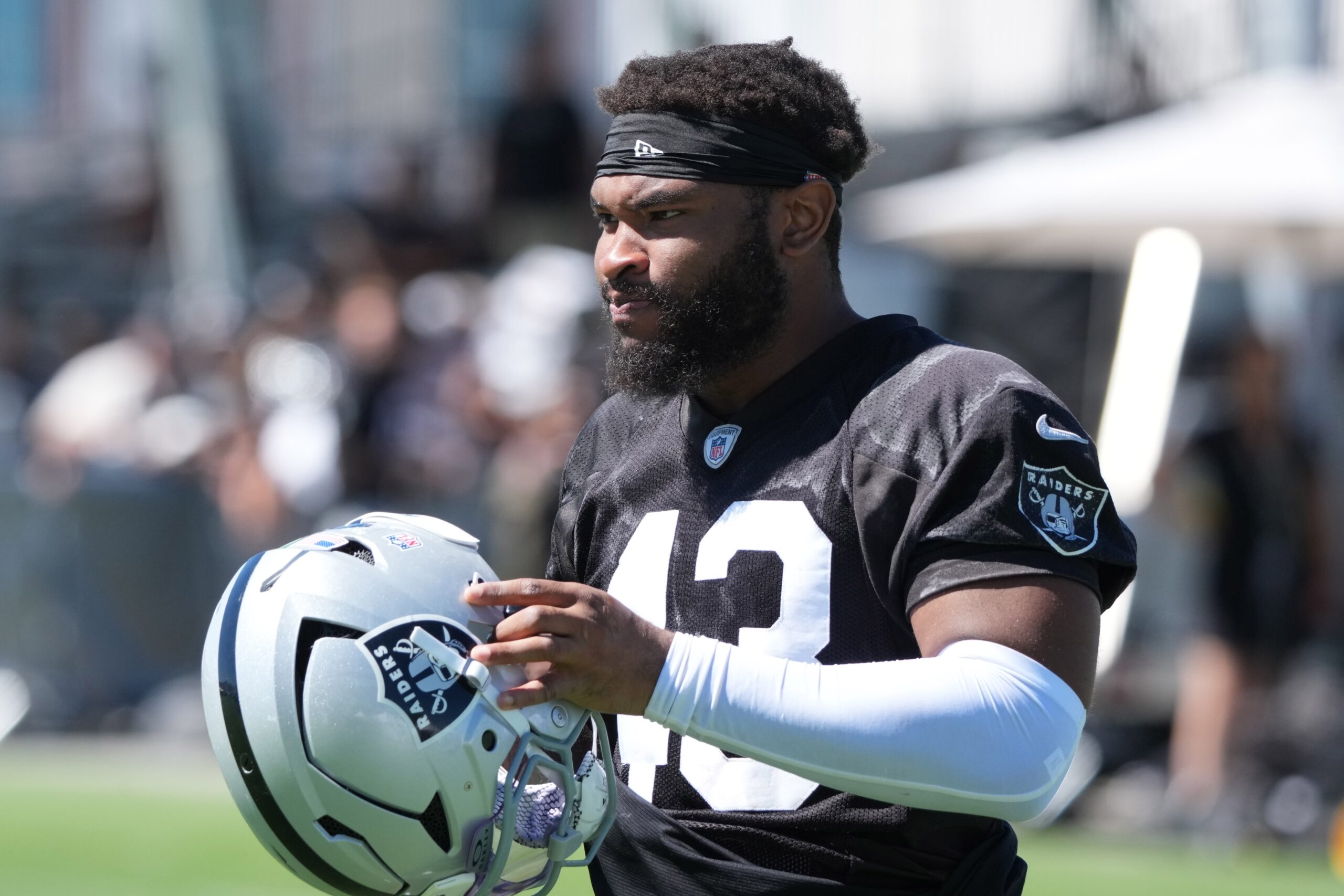 The Las Vegas Raiders travel to Gillette Stadium on Sunday, September 7, 2025, to kick off the season against the New England Patriots. The Patriots open as 2.5-point home favorites (ML ~ –150), while the Raiders are +140 underdogs; the betting total is set around 42.5–43.5 points, with trends favoring the under. Las Vegas vs New England AI Prediction: Free NFL Betting Insights for Sep 07. Credit USA TODAY/IMAGN