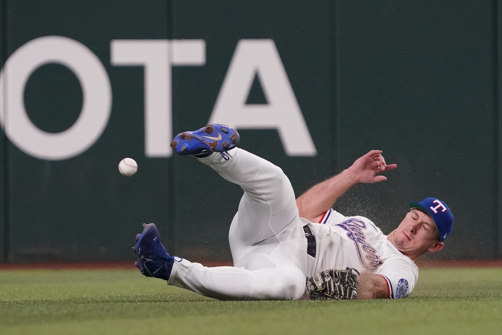 The Atlanta Braves wrap up their three‑game series at Globe Life Field on Sunday, July 27, 2025, against the Texas Rangers. Texas is a slight favorite (~–119 ML; –1.5 run‑line), while the total is set at 9 runs, signaling expectations for a pitched‑lower scoring contest. Atlanta vs Texas AI Prediction: Free MLB Betting Insights for Jul 27. Credit USA TODAY/IMAGN