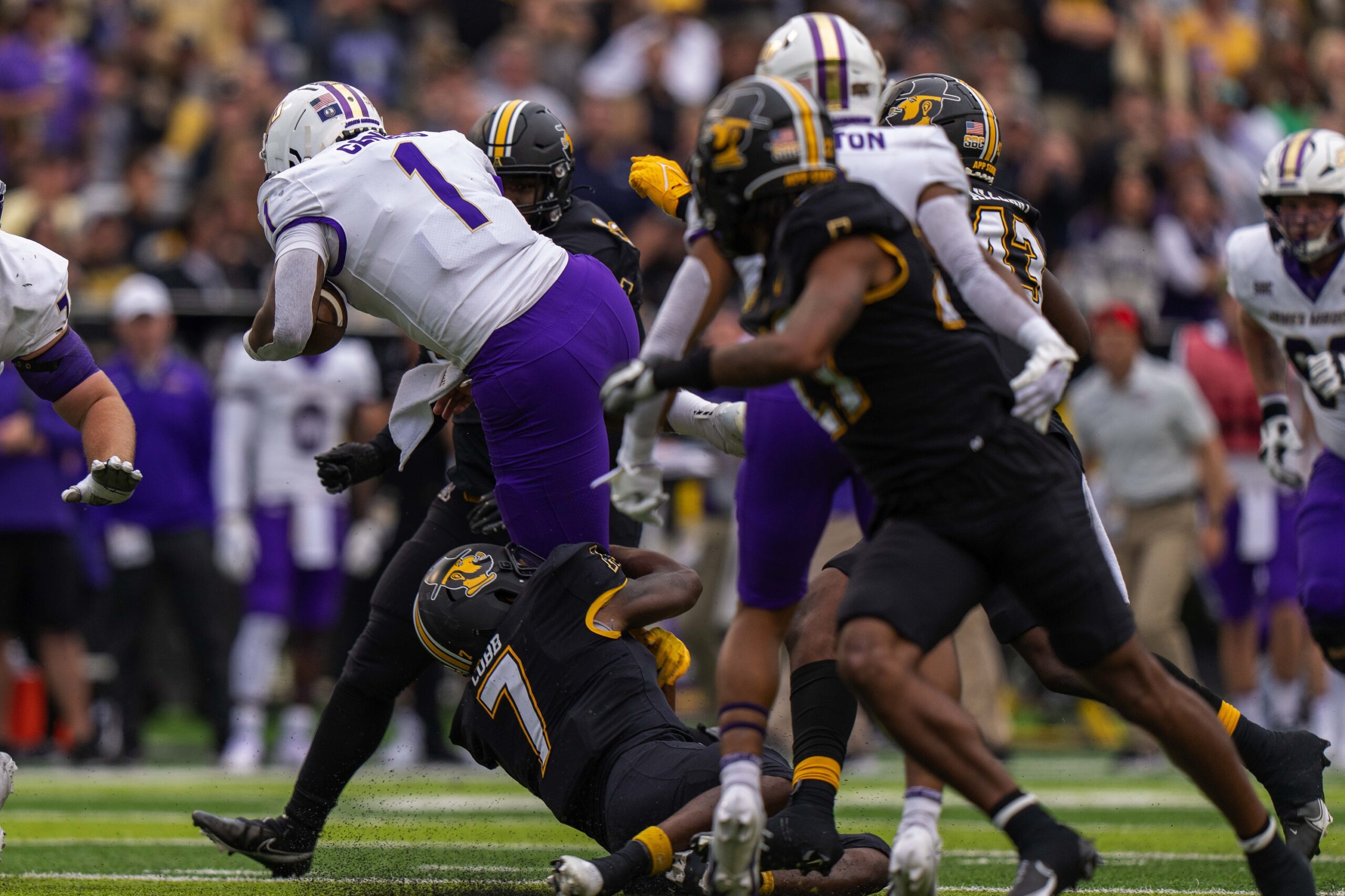 The James Madison Dukes travel to face the Louisville Cardinals on September 5, 2025, in a non-conference matchup that gives the Dukes a chance to prove their rising national profile against a ranked ACC opponent. Louisville enters as 13.5-point favorites with the total set at 58.5, reflecting expectations of offensive fireworks and a test of discipline on both sides. James Madison vs Louisville AI Prediction: Free CFB Betting Insights for Sep 05. Credit USA TODAY/IMAGN