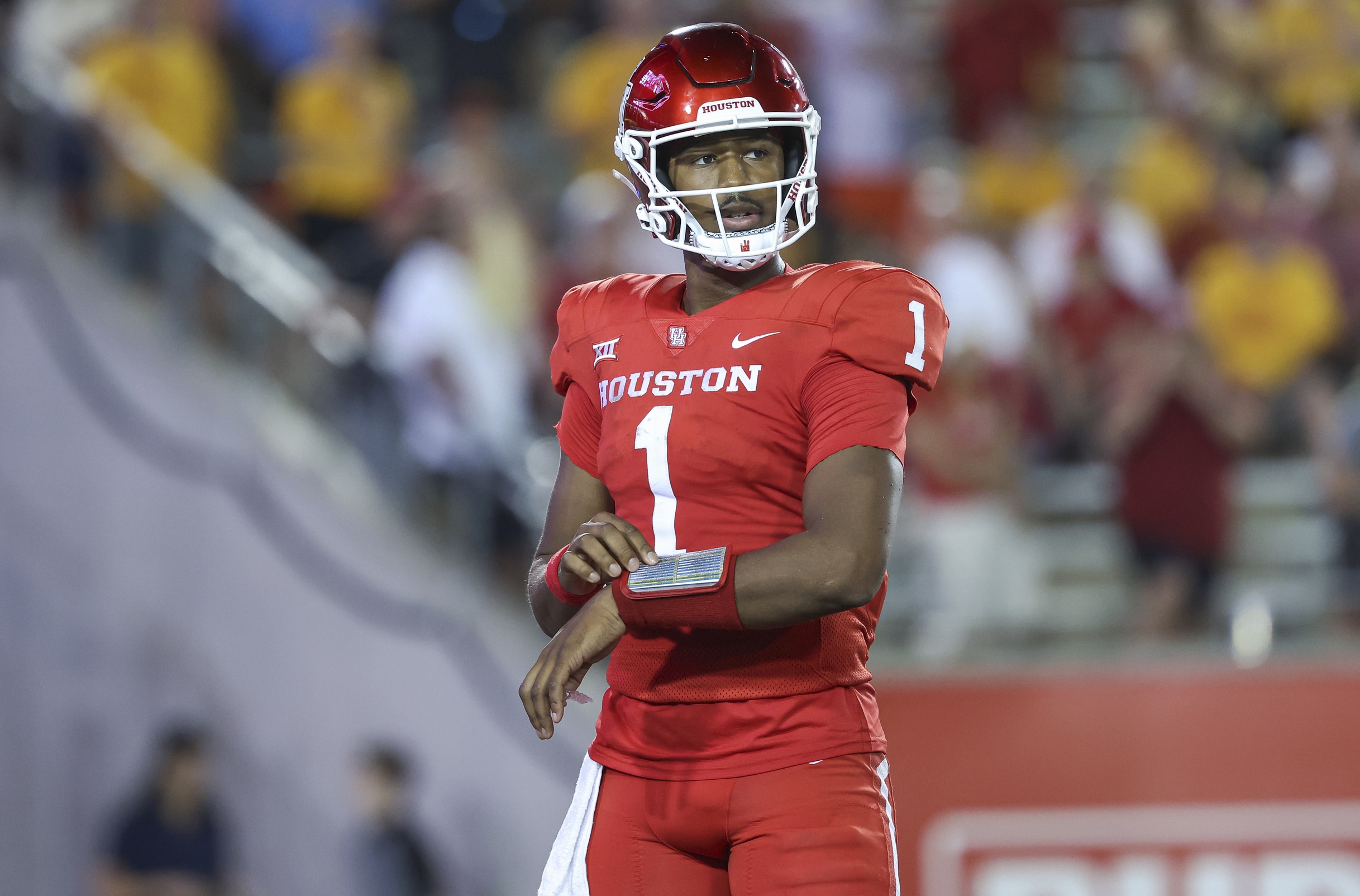 Colorado visits Houston on Friday, September 12, 2025, for the Cougars’ Big 12 home opener at TDECU Stadium in a matchup of Deion Sanders’ rising Buffs against Willie Fritz’s 2–0 Cougars. Books have leaned Houston by about a field goal to 4.5 with a modest total near 43.5, hinting at a possession battle where field position and red-zone execution loom large. Colorado vs Houston AI Prediction: Free CFB Betting Insights for Sep 12. Credit USA TODAY/IMAGN