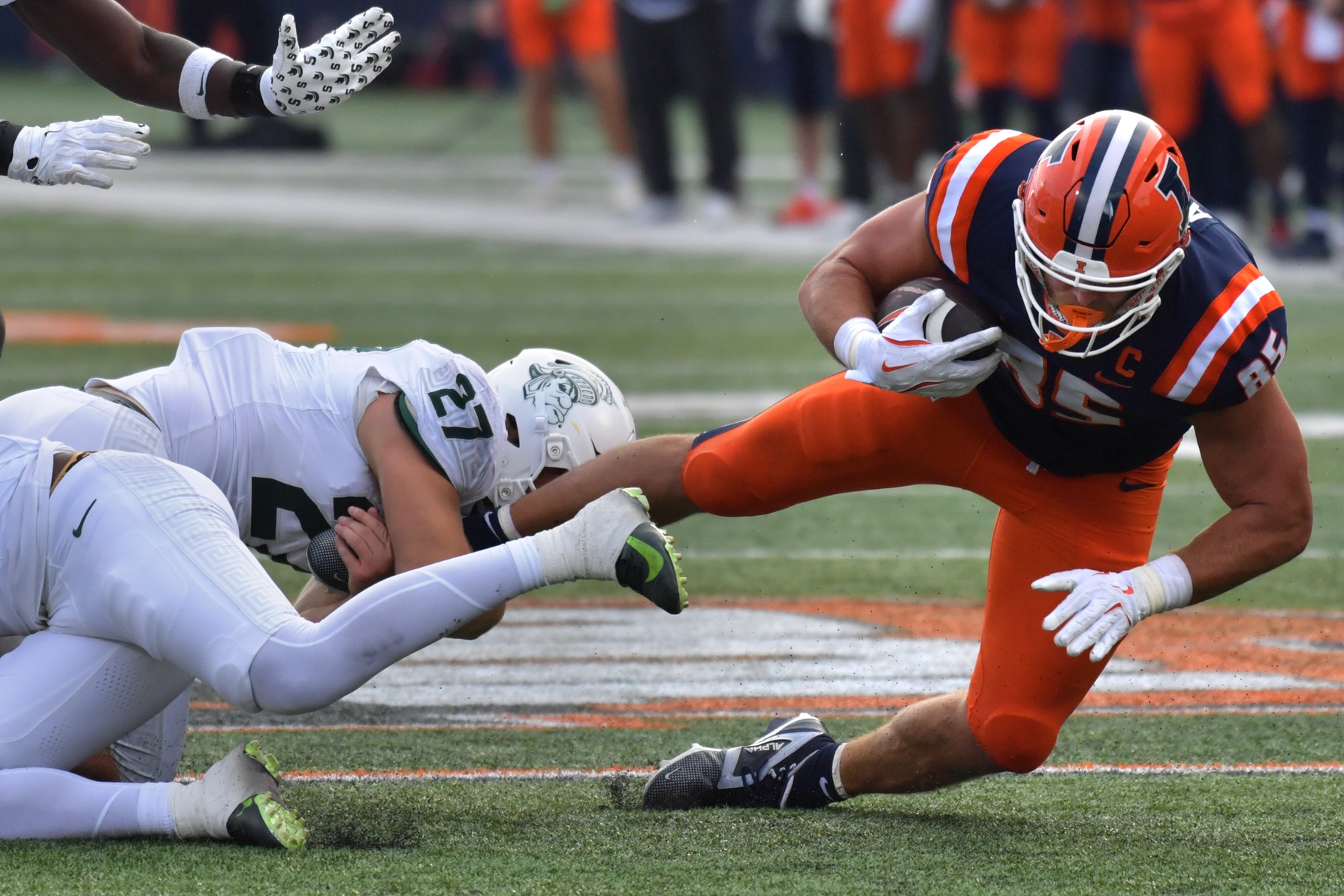 Western Michigan travels to Spartan Stadium for its Week 1 opener, aiming to test Michigan State’s new season under head coach Jonathan Smith with a revamped offense featuring dual-threat options. The Spartans, heavy 20–21 point favorites, look to establish dominance early behind improving QB play and energized roster depth. Western Michigan vs Michigan State AI Prediction: Free CFB Betting Insights for Aug 29. Credit USA TODAY/IMAGN
