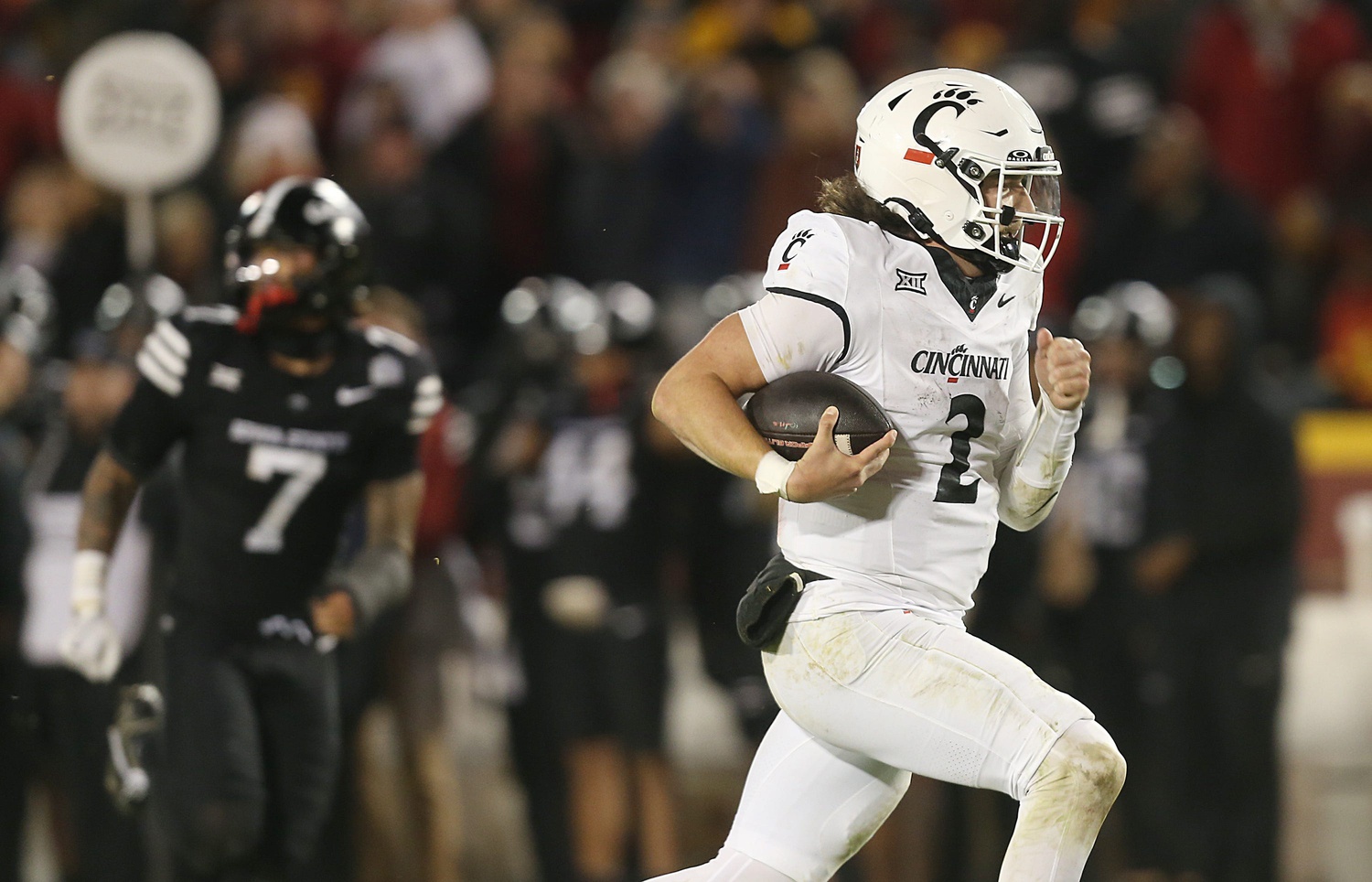 The Bowling Green Falcons visit Nippert Stadium on September 6, 2025 to face the Cincinnati Bearcats in what shapes up as a defining Group of Five versus Power Five clash. Cincinnati enters as a strong 21.5-point favorite, though Bowling Green’s season-opening success and the Bearcats’ narrow loss in Week 1 make this matchup more intriguing than the spread suggests. Bowling Green vs Cincinnati AI Prediction: Free CFB Betting Insights for Sep 06. Credit USA TODAY/IMAGN
