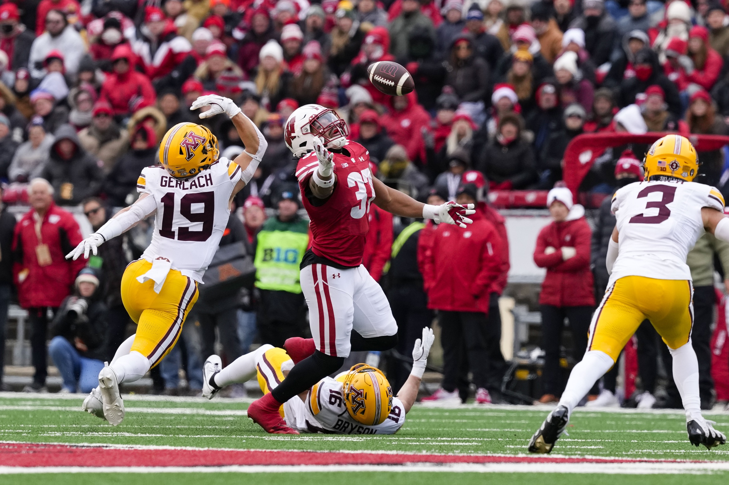  Illinois vs Wisconsin AI Prediction: Free CFB Betting Insights for Nov 22. Credit USA TODAY/IMAGN