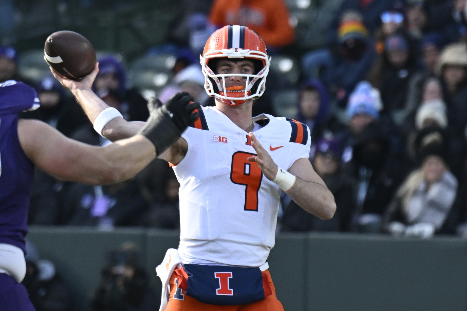 Illinois welcomes Western Michigan to Memorial Stadium on Saturday, September 13, 2025 (7:00 p.m. ET), in a non-conference spot where the Illini enter as heavy favorites after a loud 2–0 start highlighted by a 45–19 thumping of Duke. Consensus screens price Illinois around −27.5 with a total near 51–52, projecting a “methodical favorite vs. resilient MAC underdog” script in Champaign. Western Michigan vs Illinois AI Prediction: Free CFB Betting Insights for Sep 13. Credit USA TODAY/IMAGN