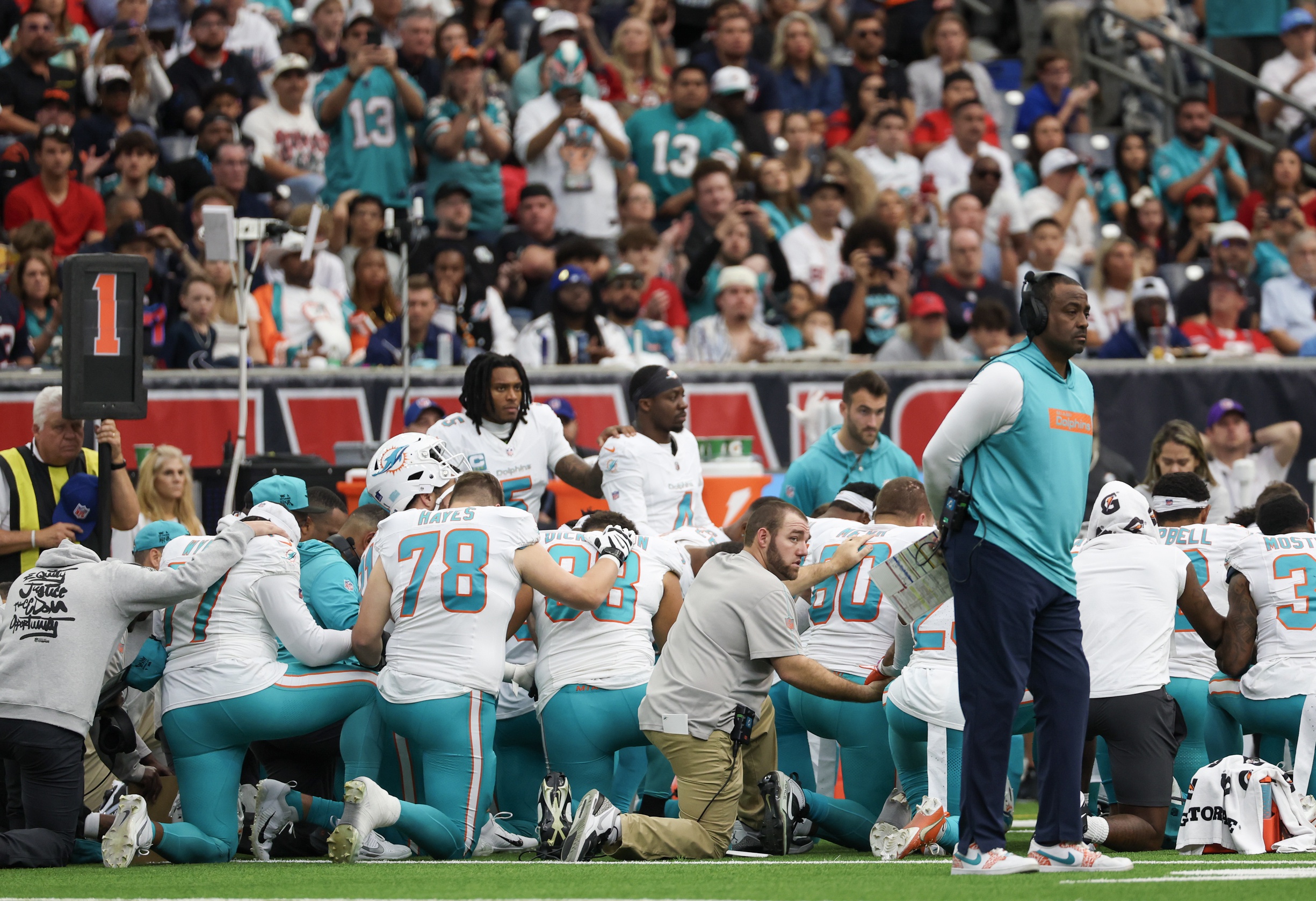 AFC East tension hits Hard Rock Stadium as the New England Patriots visit the Miami Dolphins on Sunday, September 14, 2025, with kickoff at 1:00 p.m. ET. Oddsmakers opened with Miami as a slight home favorite and a total in the low-to-mid 40s, signaling expectations for a tight, defense-tilted game unless one offense finds explosives.  New England vs Miami AI Prediction: Free NFL Betting Insights for Sep 14. Credit USA TODAY/IMAGN