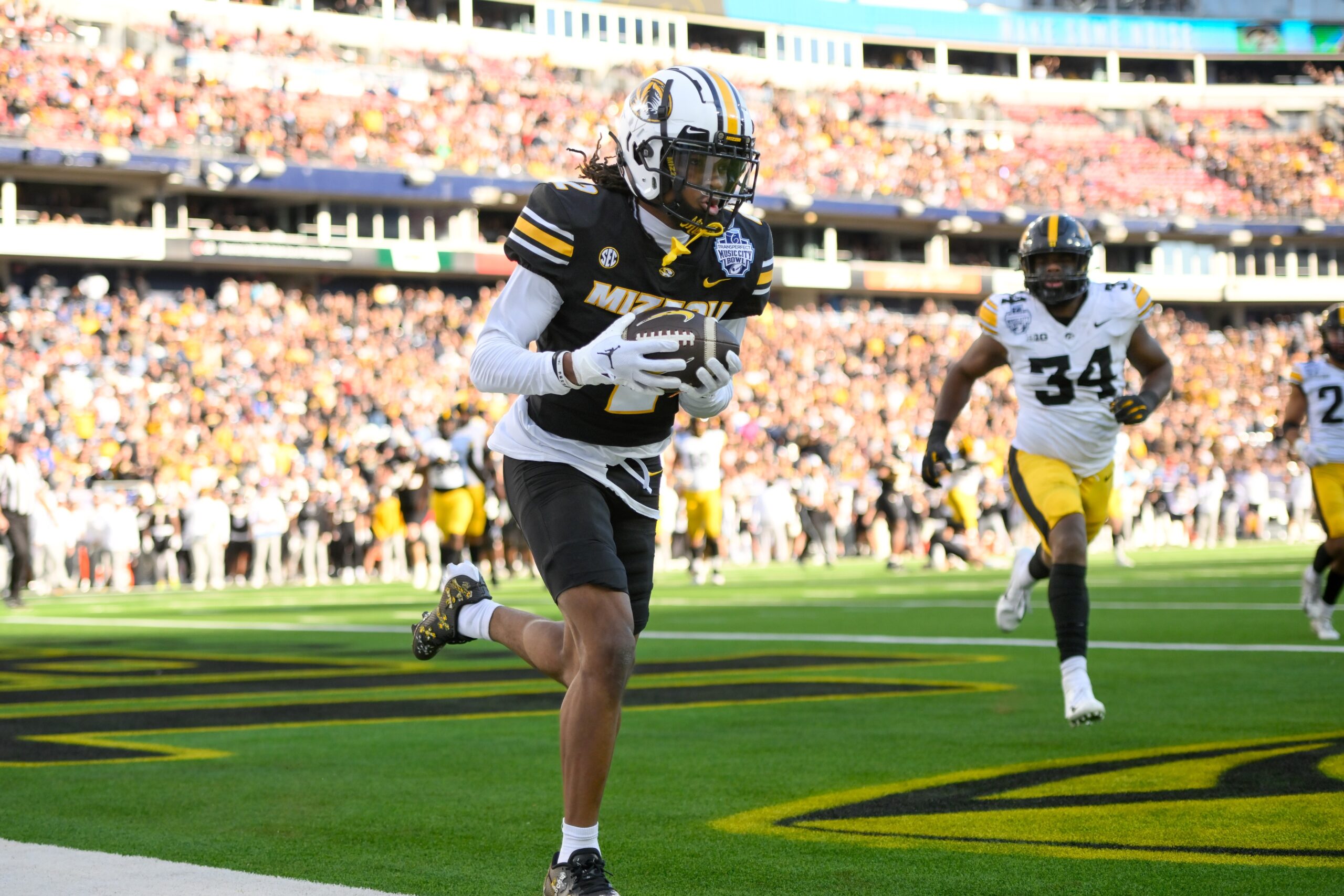 The Kansas Jayhawks visit Columbia to face the Missouri Tigers on September 6, 2025, in the newly reimagined “Border War” as Big 12 rivals. Missouri enters as a 6.5-point favorite, with early betting trends showing 53% of spread action backing the Tigers, though Kansas’ upward momentum and rivalry spirit make them a real betting value on the road. Kansas vs Missouri AI Prediction: Free CFB Betting Insights for Sep 06. Credit USA TODAY/IMAGN
