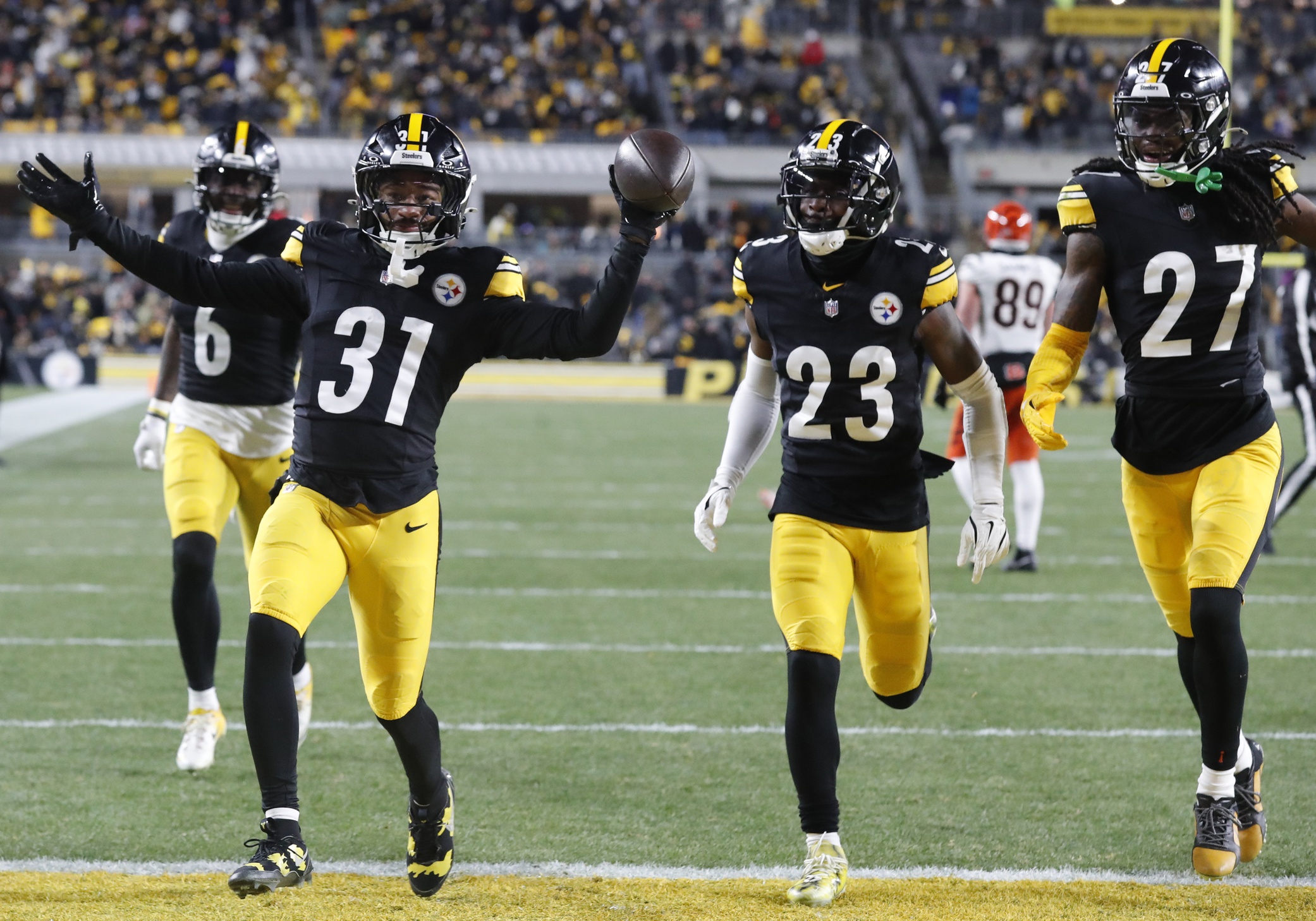 The Seattle Seahawks head to Acrisure Stadium to take on the Pittsburgh Steelers on Sunday, September 14, 2025, with kickoff set for 1:00 p.m. ET on FOX. Early betting markets list Pittsburgh as a 2.5-point favorite with the total boxed around 40.5 points, signaling expectations for a defensive slugfest and skepticism over Seattle’s offense. Seattle vs Pittsburgh AI Prediction: Free NFL Betting Insights for Sep 14. Credit USA TODAY/IMAGN