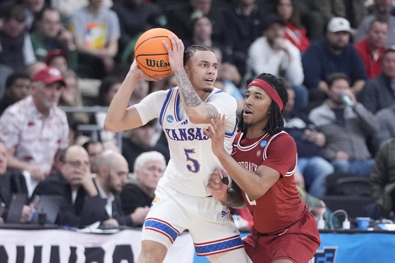 Arizona vs Kansas AI Prediction: Free CBB Betting Insights for Jan 01. Credit USA TODAY/IMAGN