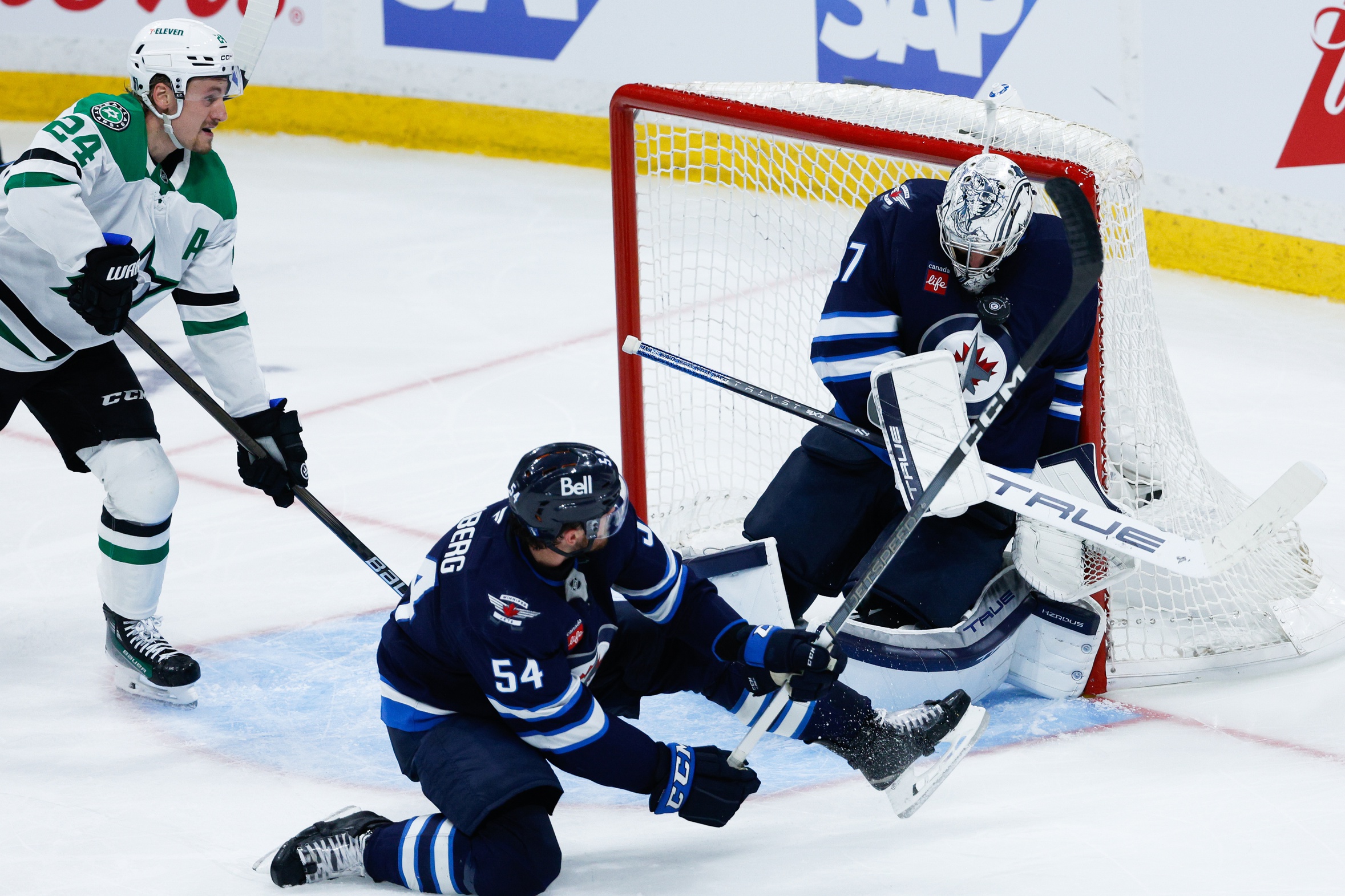  Dallas vs Winnipeg AI Prediction: Free NHL Betting Insights for Oct 09. Credit USA TODAY/IMAGN