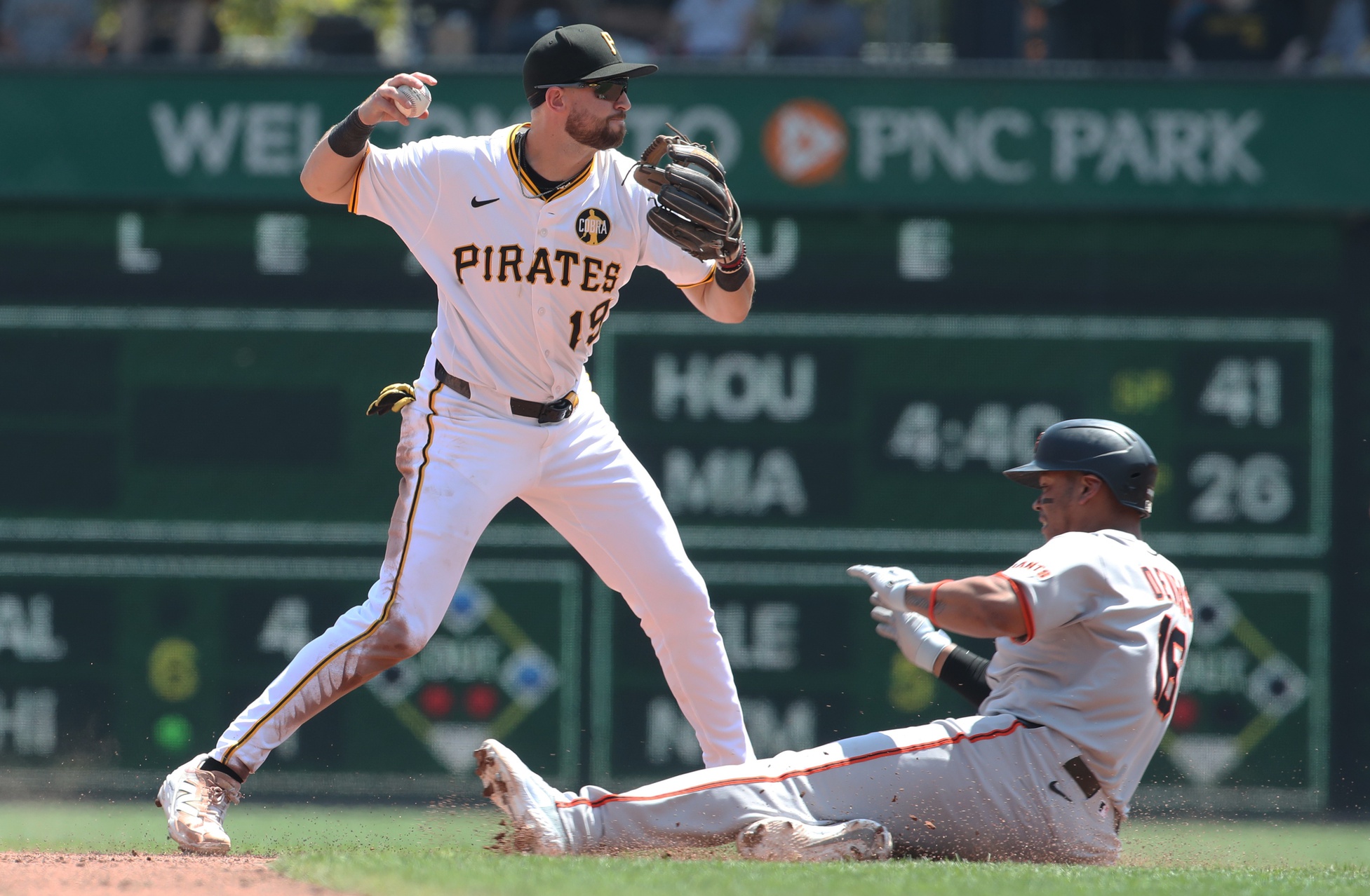 The Cincinnati Reds travel to PNC Park to face the Pittsburgh Pirates on Thursday, August 7, 2025, with first pitch scheduled for 6:40 p.m. ET. The Pirates are favored, sporting a strong moneyline around –174 and a –1.5 run-line, while the game’s total is set at 7 runs. Cincinnati vs Pittsburgh AI Prediction: Free MLB Betting Insights for Aug 07. Credit USA TODAY/IMAGN